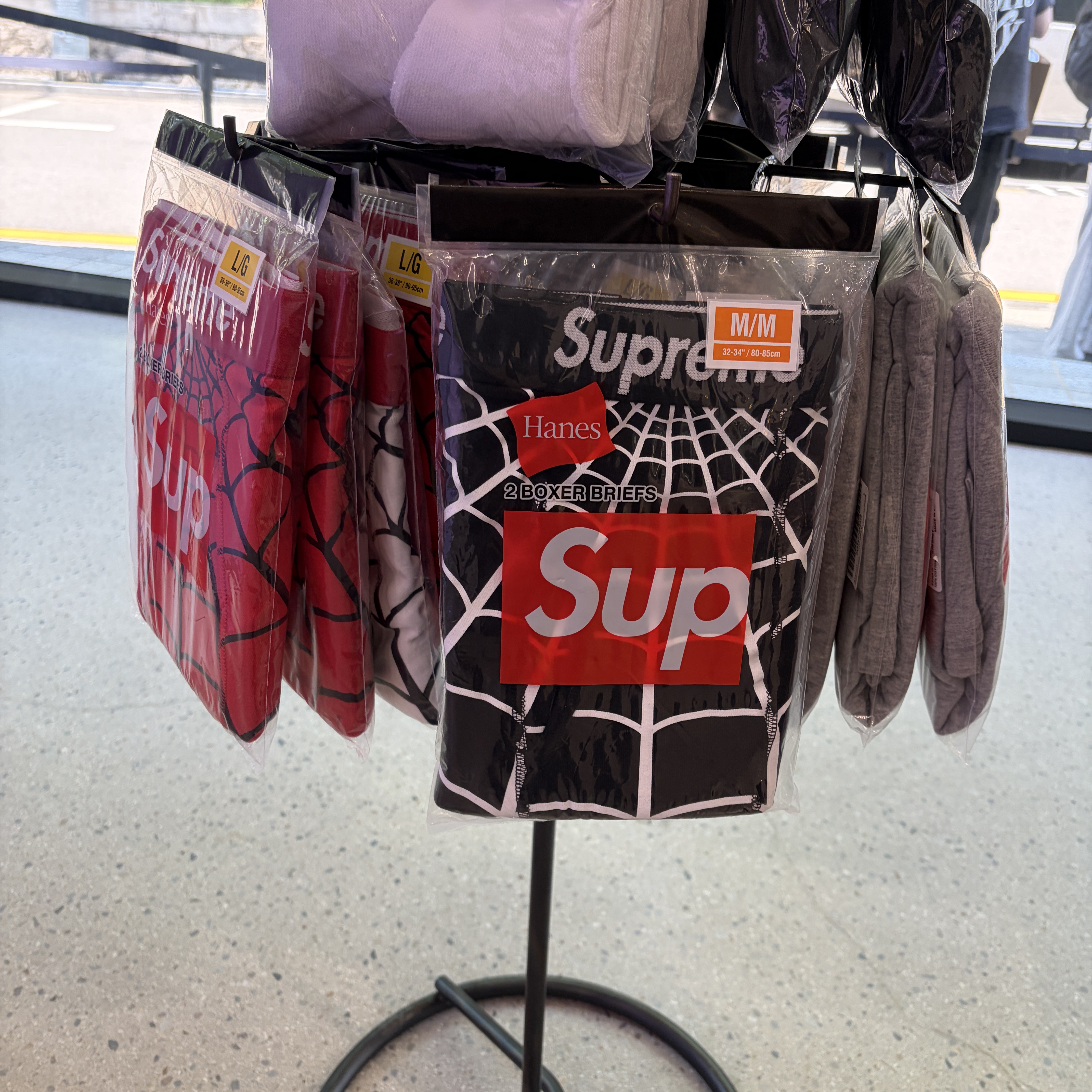 Supreme x Hanes Spider-Man Boxer Briefs Black (2 Pack) - 26SS, Supreme x Hanes Spider-Man Boxer Briefs Red (2 Pack) - 26SS 착용 스타일