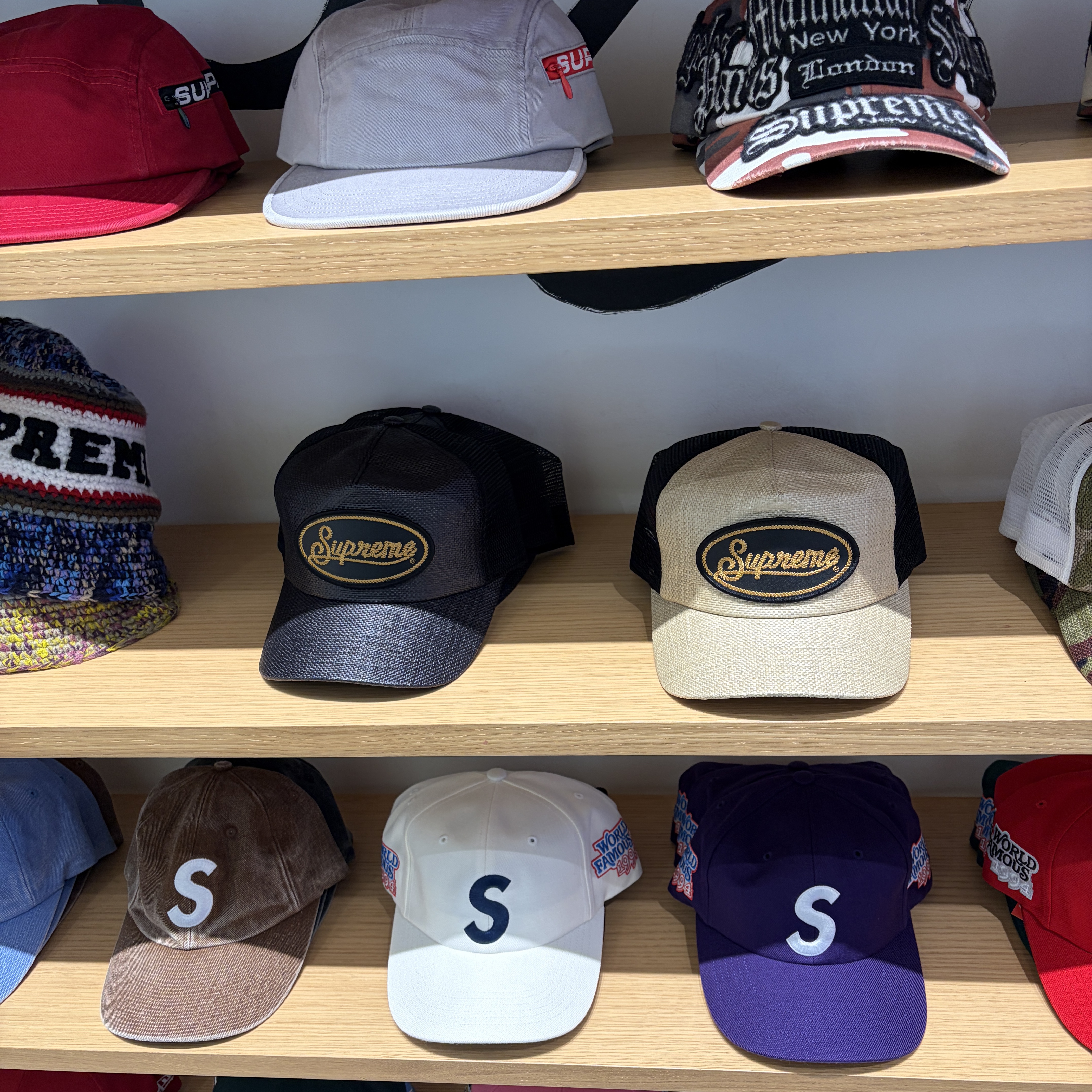 Supreme World Famous S Logo 6-Panel Purple - 26SS, Supreme World Famous S Logo 6-Panel White - 26SS 착용 스타일