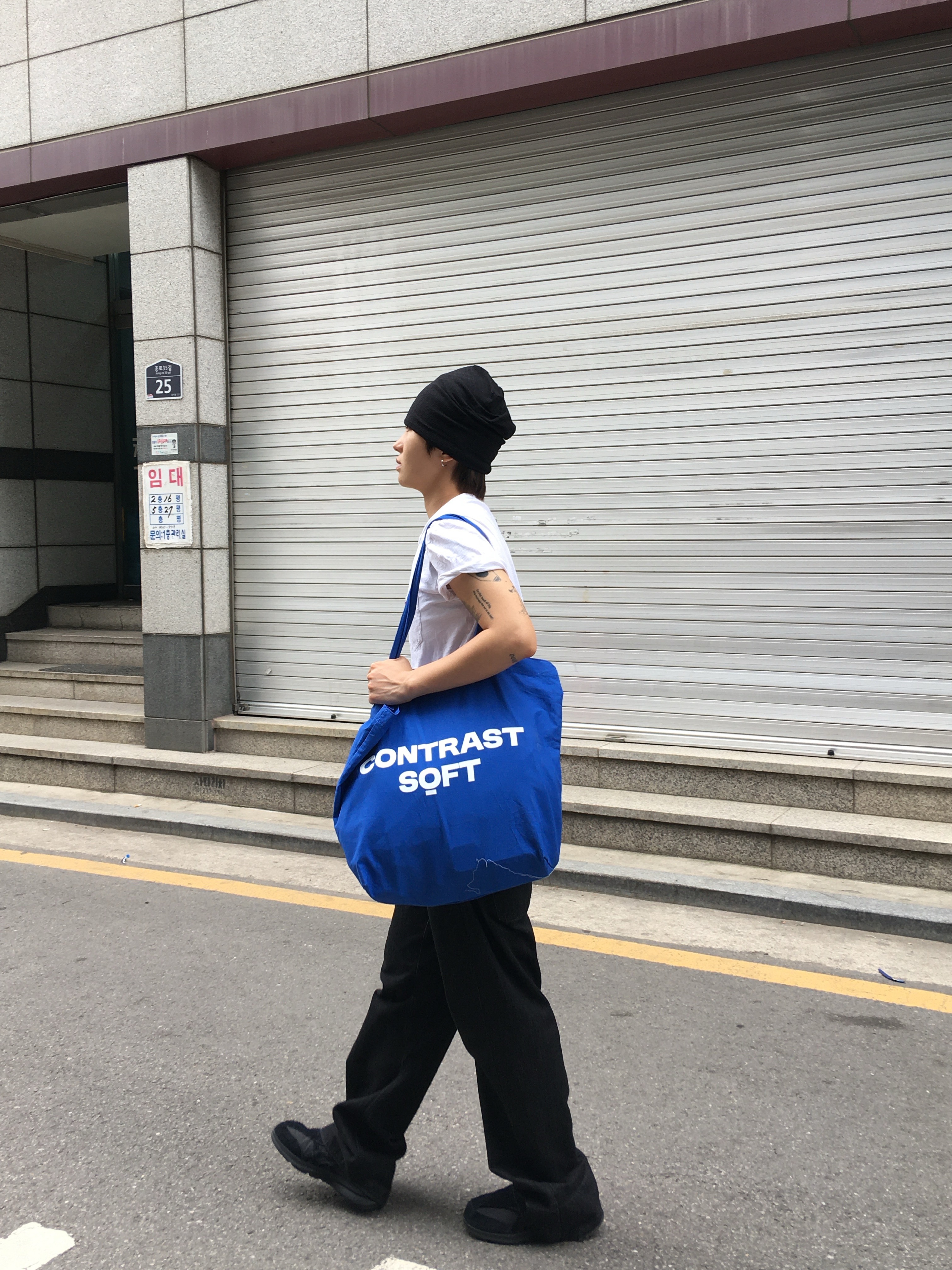noun Easeful Tote Bag Blue 착용 스타일 - 1