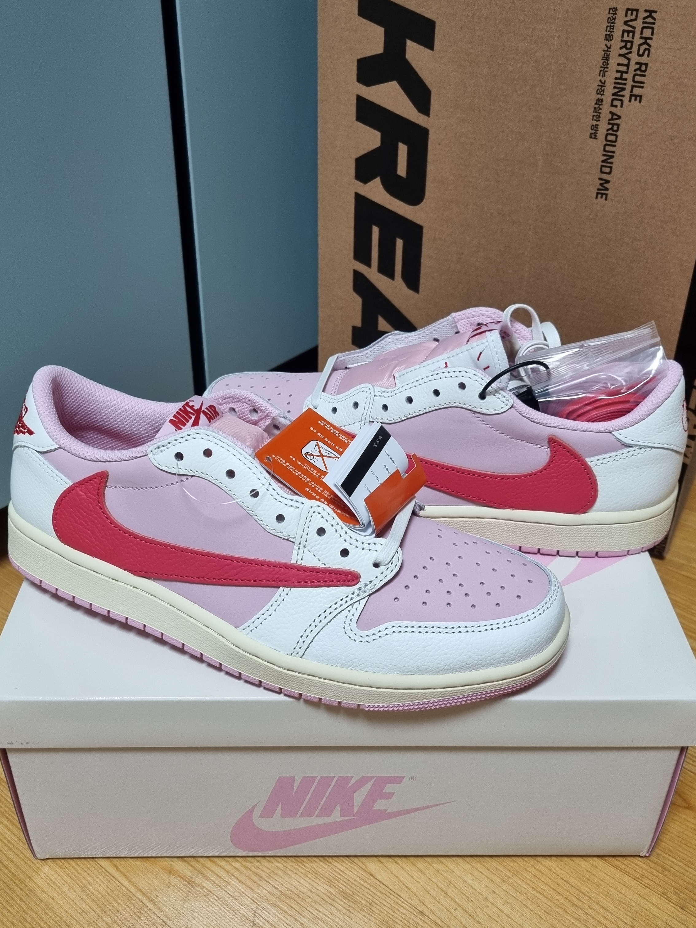 Jordan 1 x Travis Scott Retro Low OG SP Sail Tropical Pink 착용 스타일
