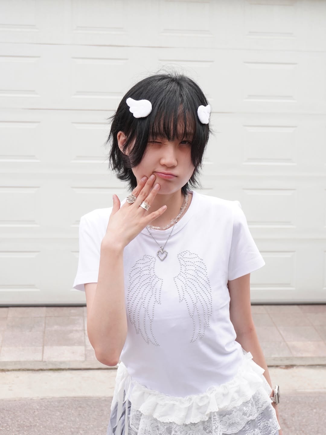 Rosefrantz Sparkle Angel Wing T-shirt [White] 착용 스타일 - 1
