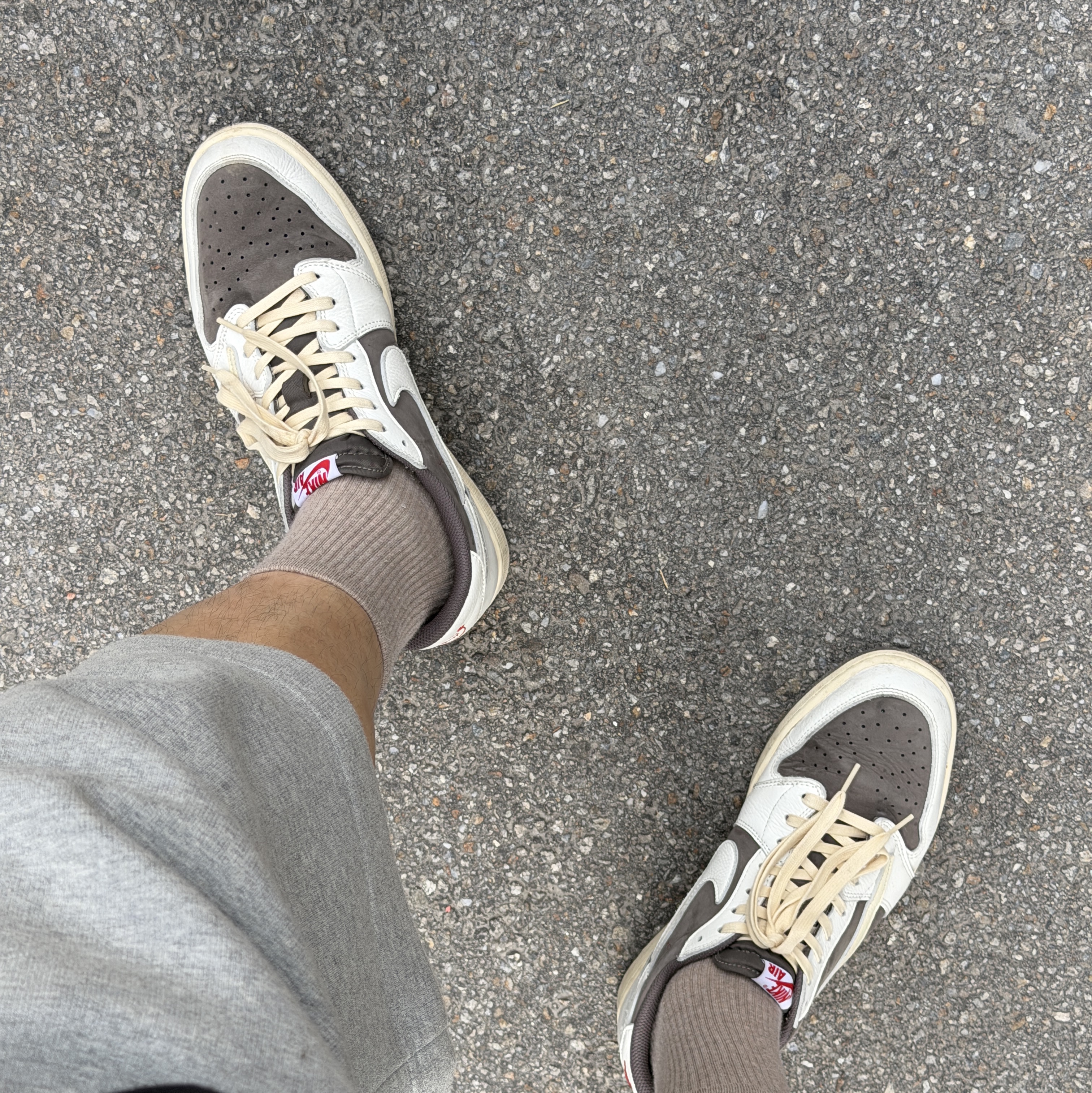 Jordan 1 x Travis Scott Retro Low OG SP Sail and Ridgerock 착용 스타일 - 3