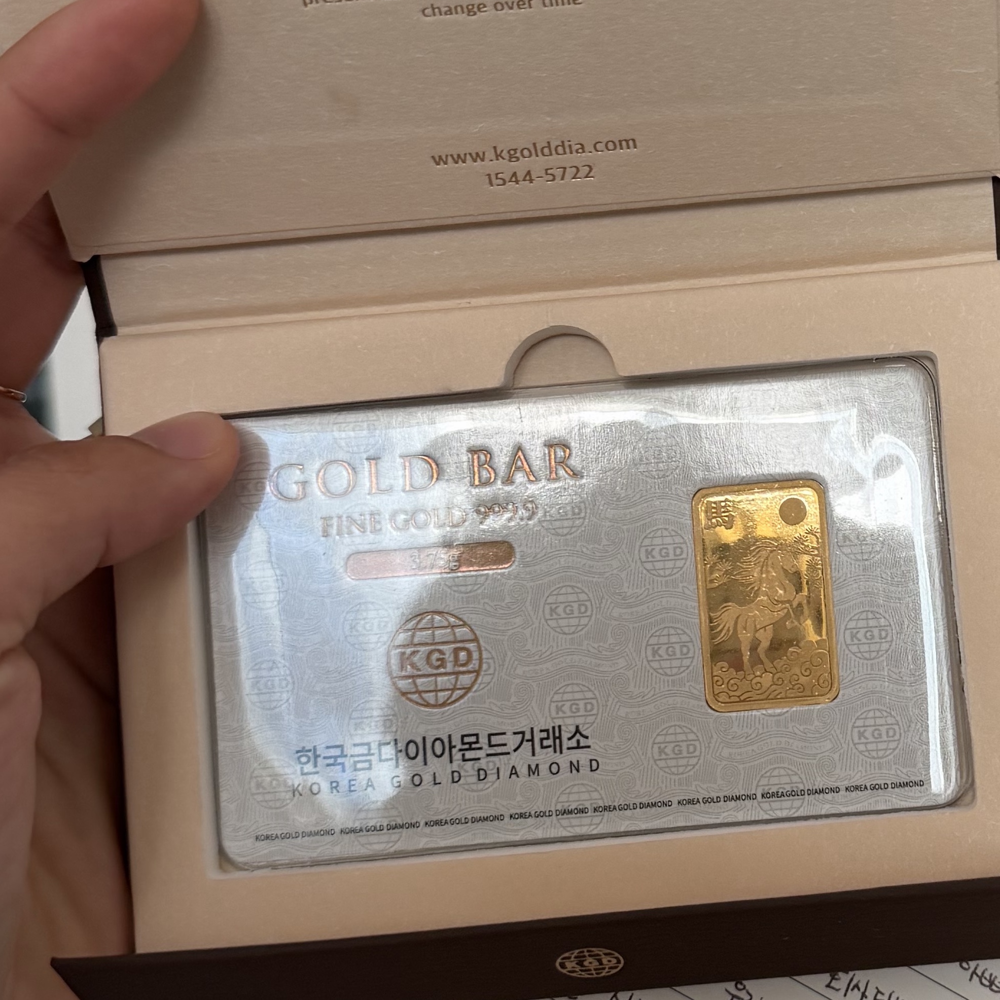 Gold The Three Major Hallmarks Gold Bar 3.75g (Random Design) 착용 스타일