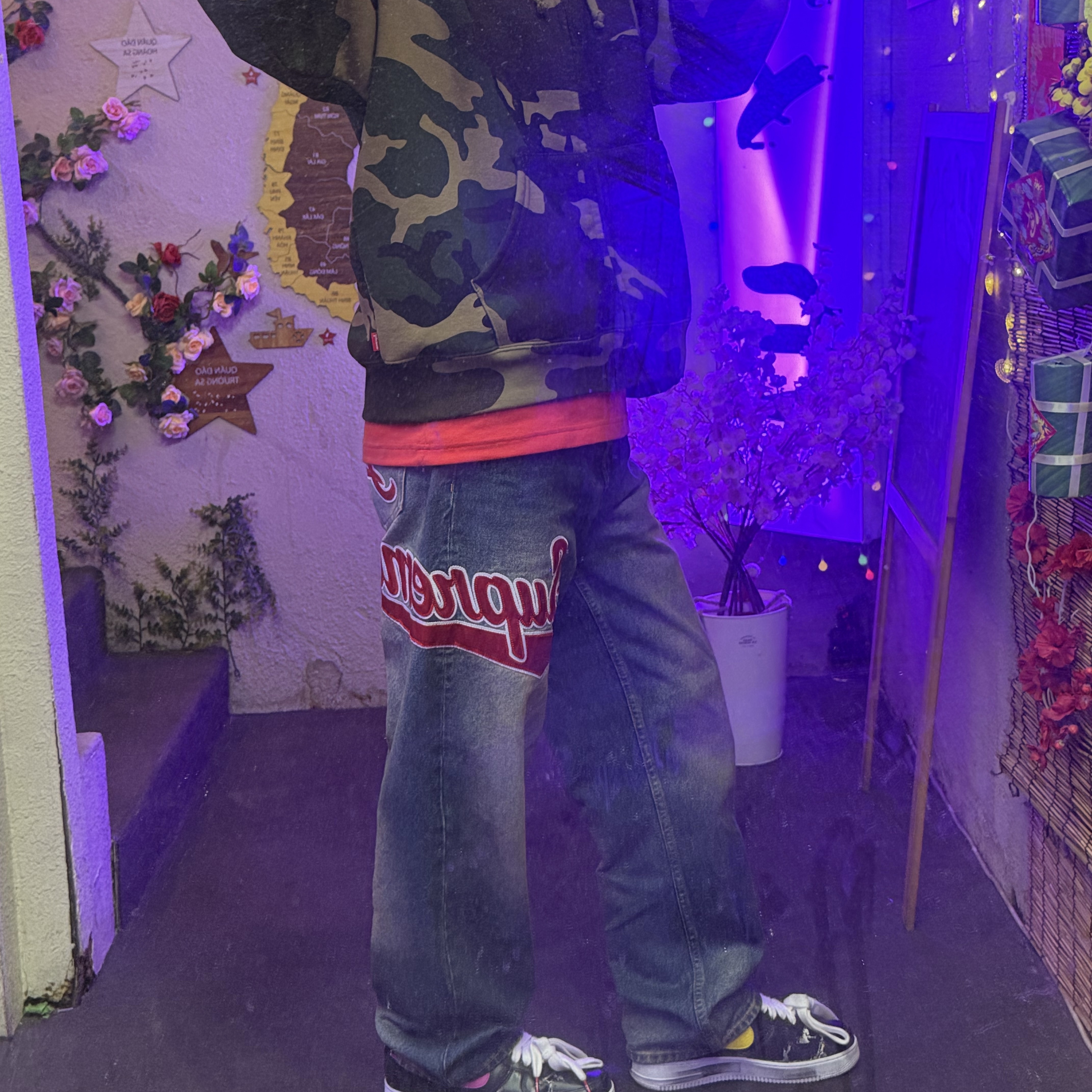 Supreme Mitchell & Ness Atlanta Braves Loose Fit Jean Washed Indigo - 26SS, Supreme Collegiate Applique Zip Up Hooded Sweatshirt Woodland Camo - 25FW 착용 스타일 - 6