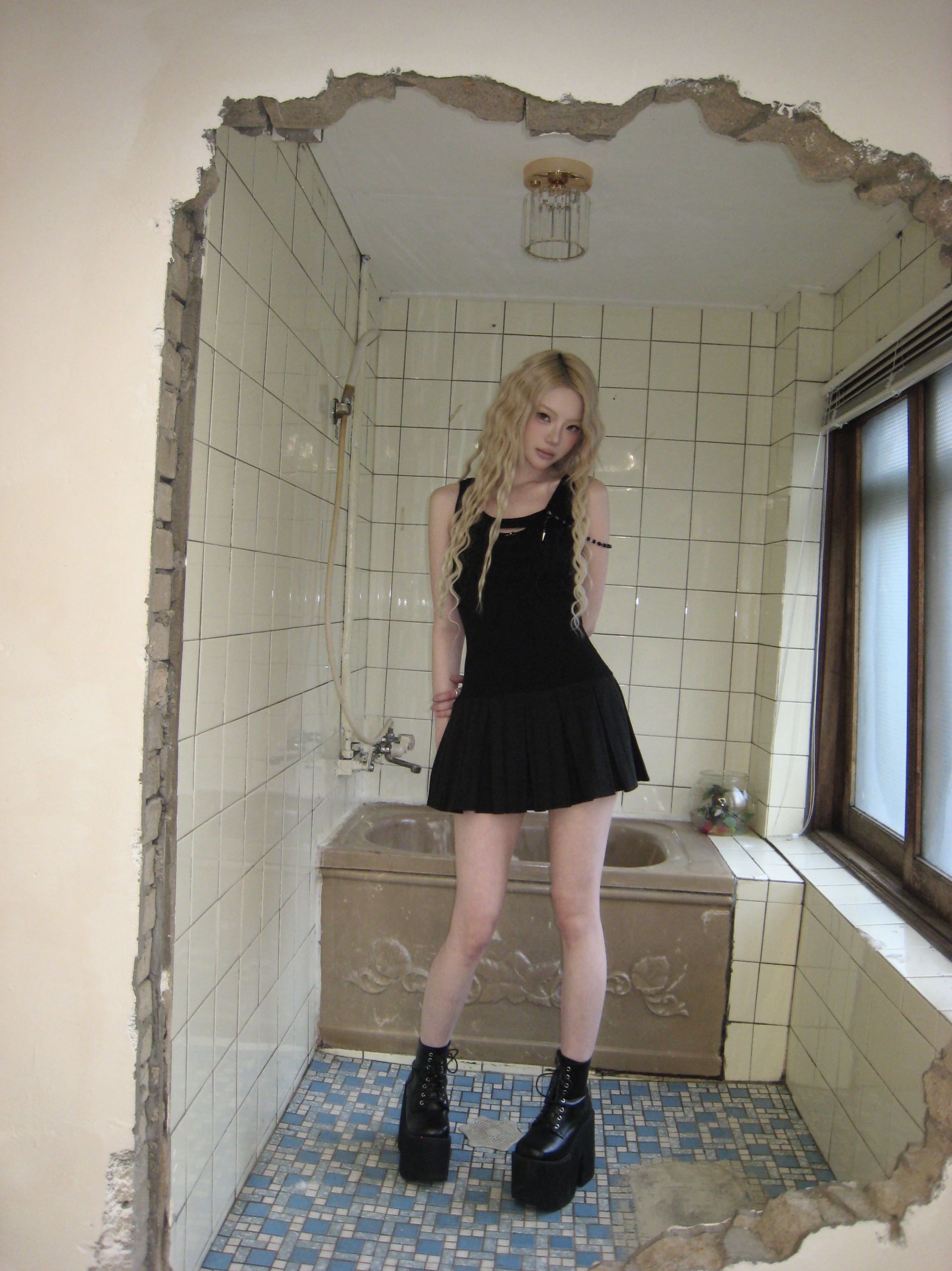 [KREAM 단독] SØAR Destroy Pleats Beads Dress Black 착용 스타일 - 4