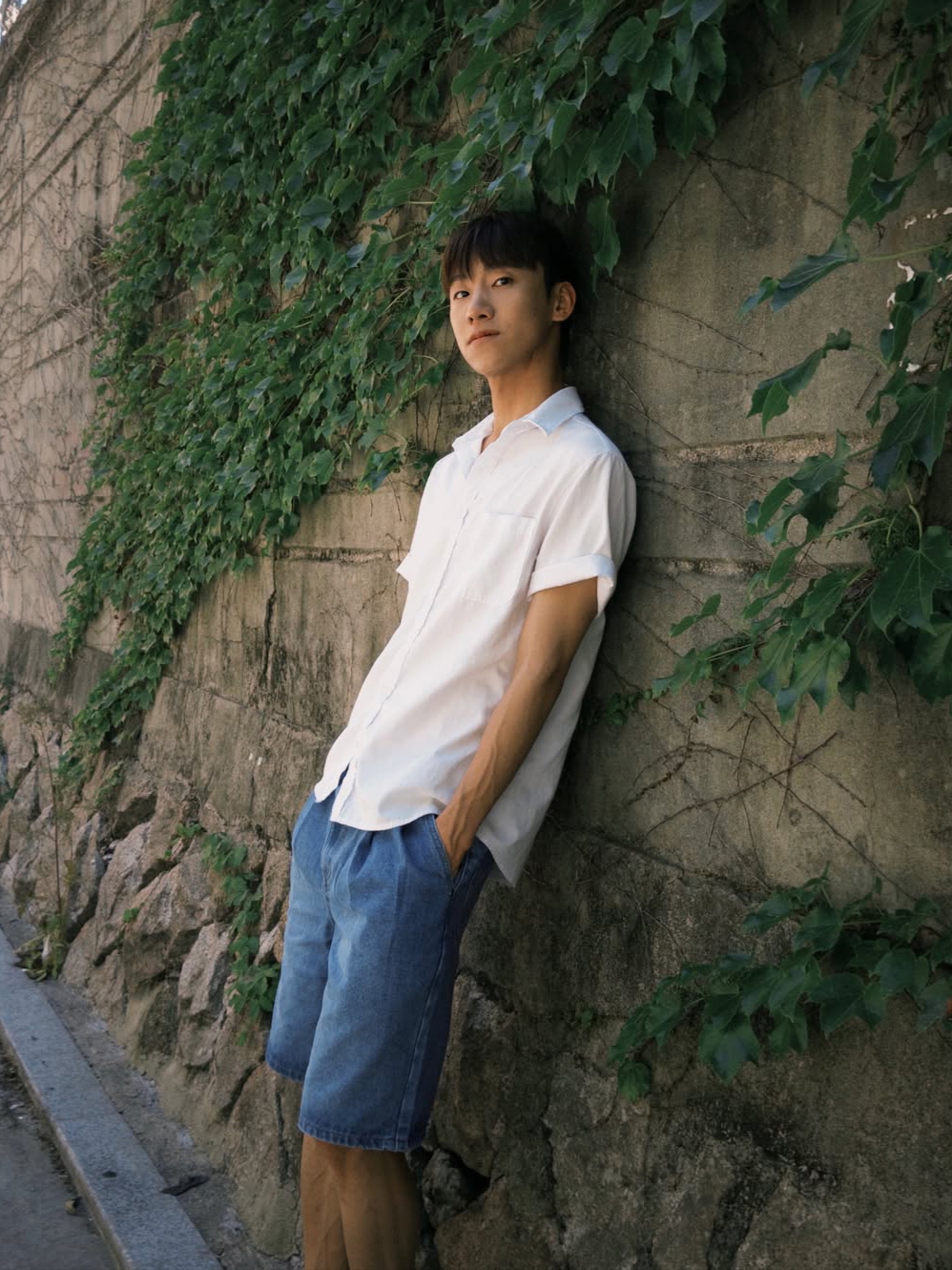 [KREAM 단독][니티드X림박스] Knitted Relaxed Washing Denim Two-Tuck Cinch Back Shorts Black, [KREAM 단독][니티드X림박스] Knitted Relaxed Washing Denim Two-Tuck Cinch Back Shorts Washing Blue 착용 스타일 - 3