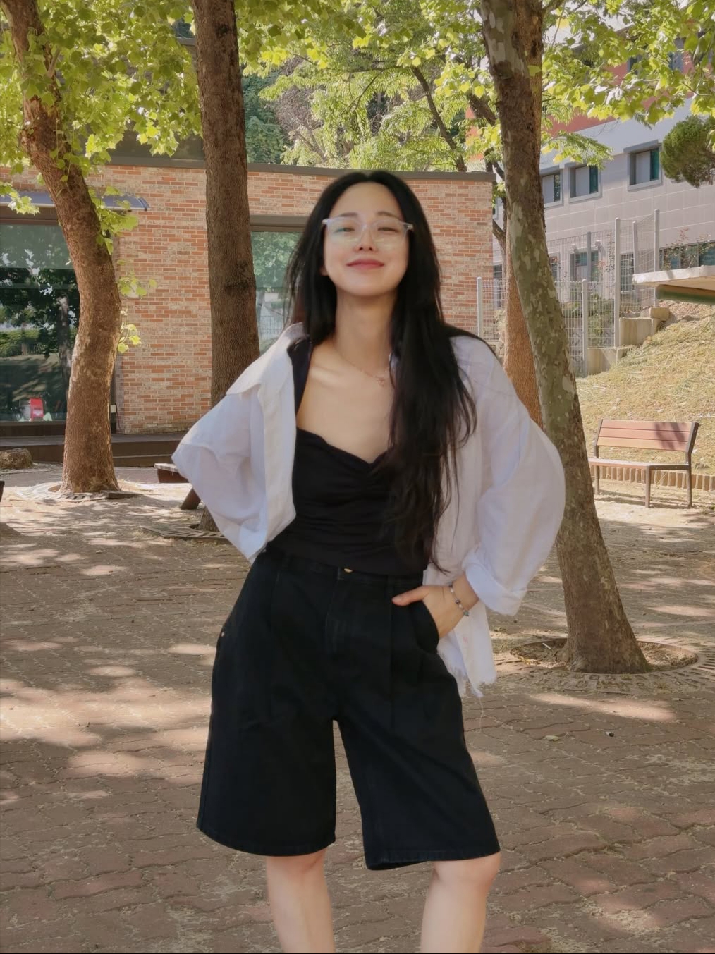 [KREAM 단독][니티드X림박스] Knitted Relaxed Washing Denim Two-Tuck Cinch Back Shorts Washing Blue, [KREAM 단독][니티드X림박스] Knitted Relaxed Washing Denim Two-Tuck Cinch Back Shorts Black 착용 스타일 - 2