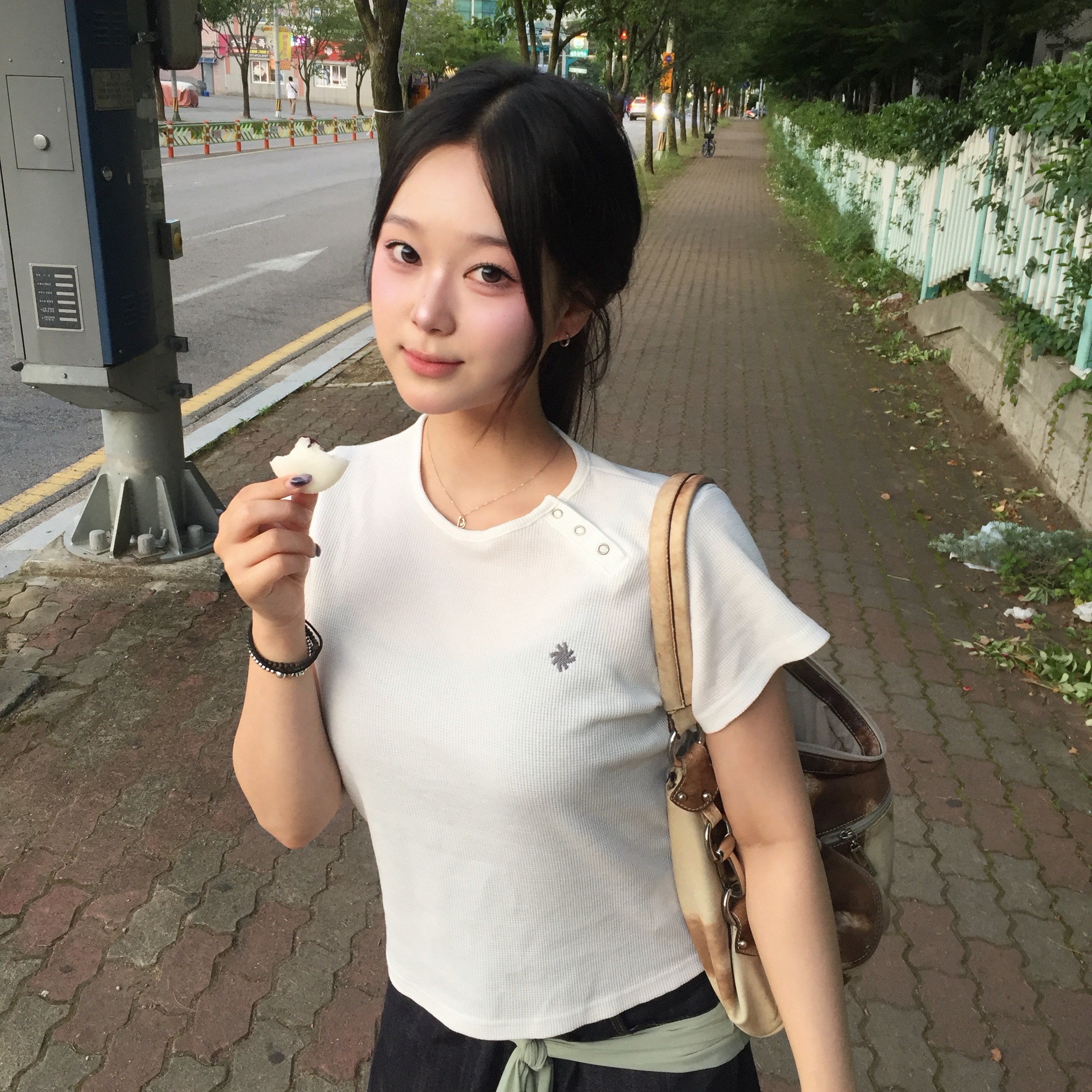 SLOW RECORD HOUSE Henley Neck Eyelet T-Shirt White 착용 스타일 - 1