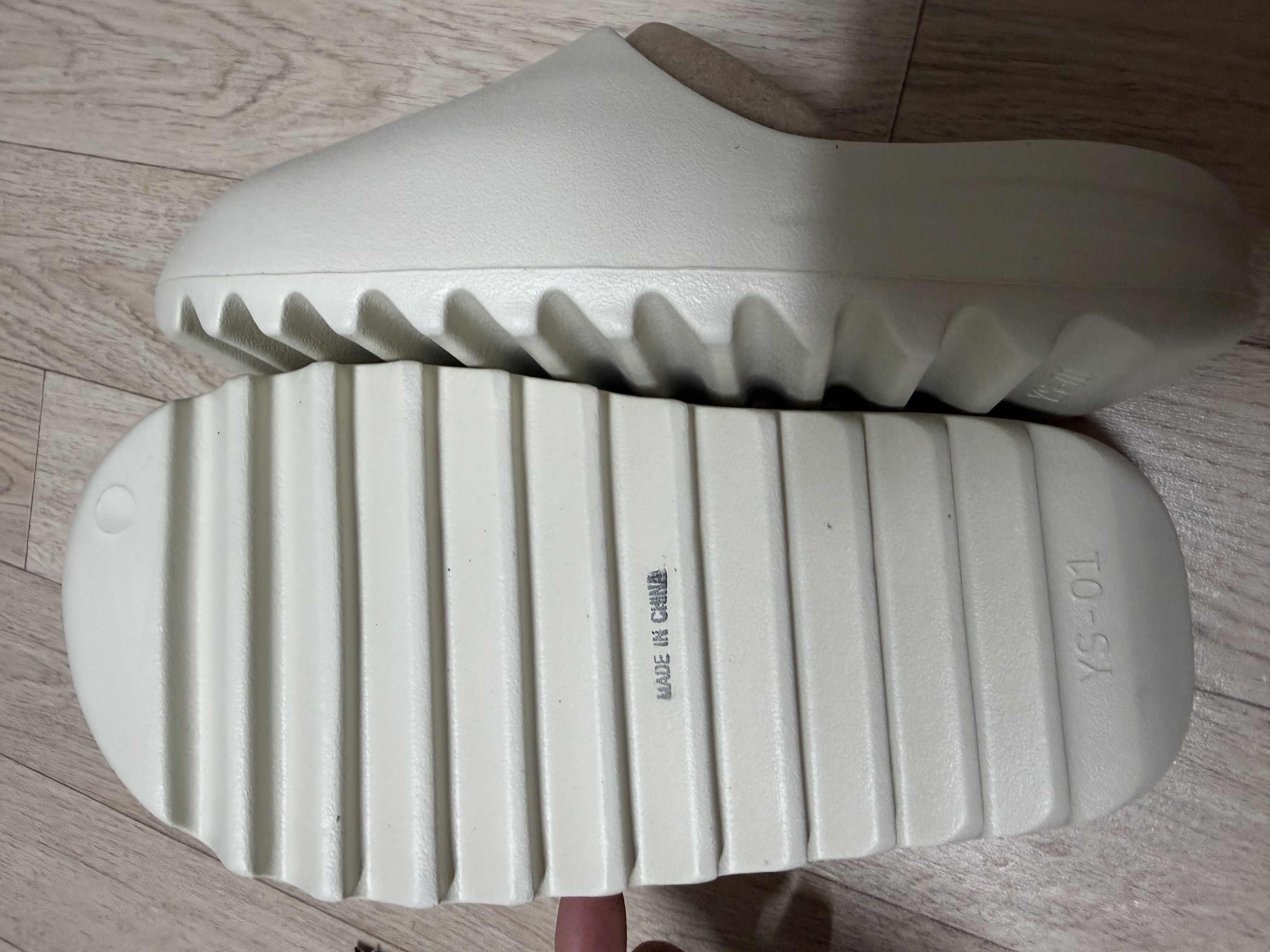 Adidas Yeezy Slide Bone 2022/2023 착용 스타일 - 5