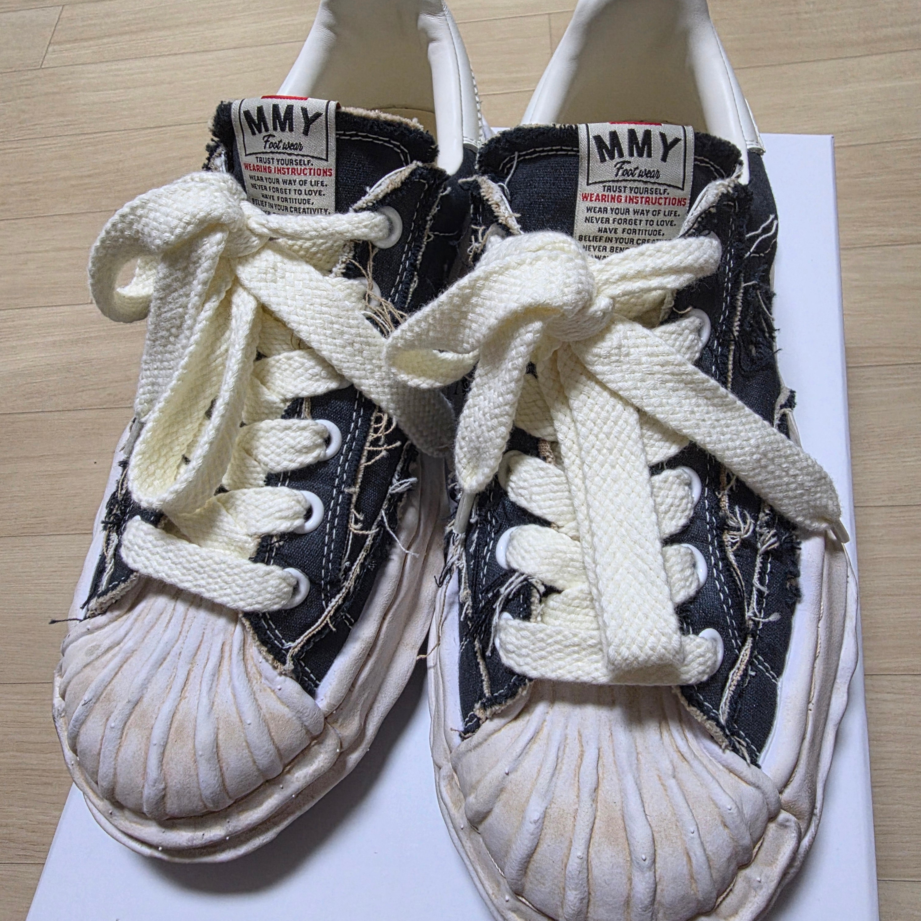 Mihara Yasuhiro Blakey OG Sole Ripped Overdye Canvas Low-Top Sneaker Black 착용 스타일 - 2