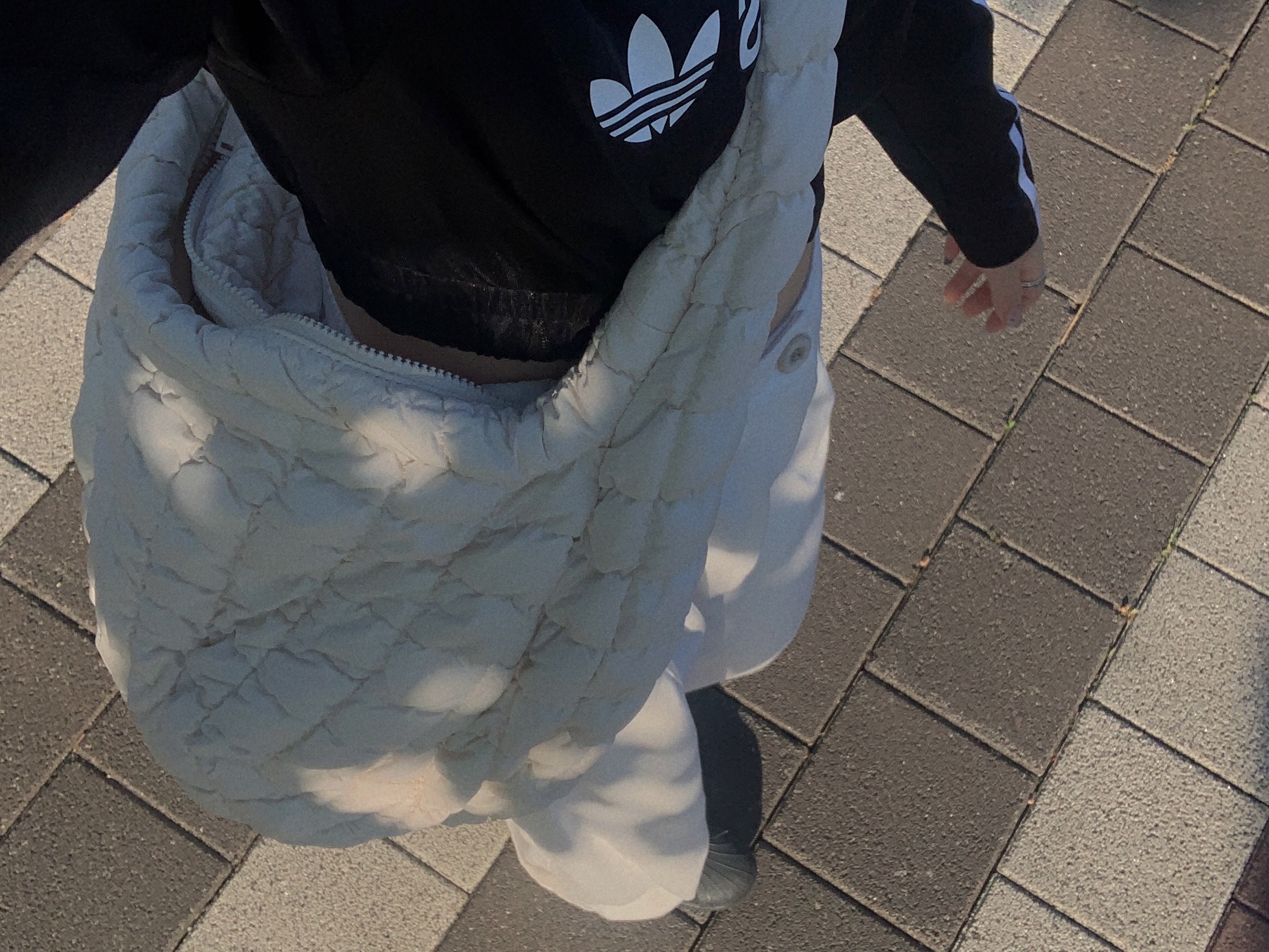 COS Quilted Oversized Shoulder Bag Off White Light Beige 착용 스타일 - 3