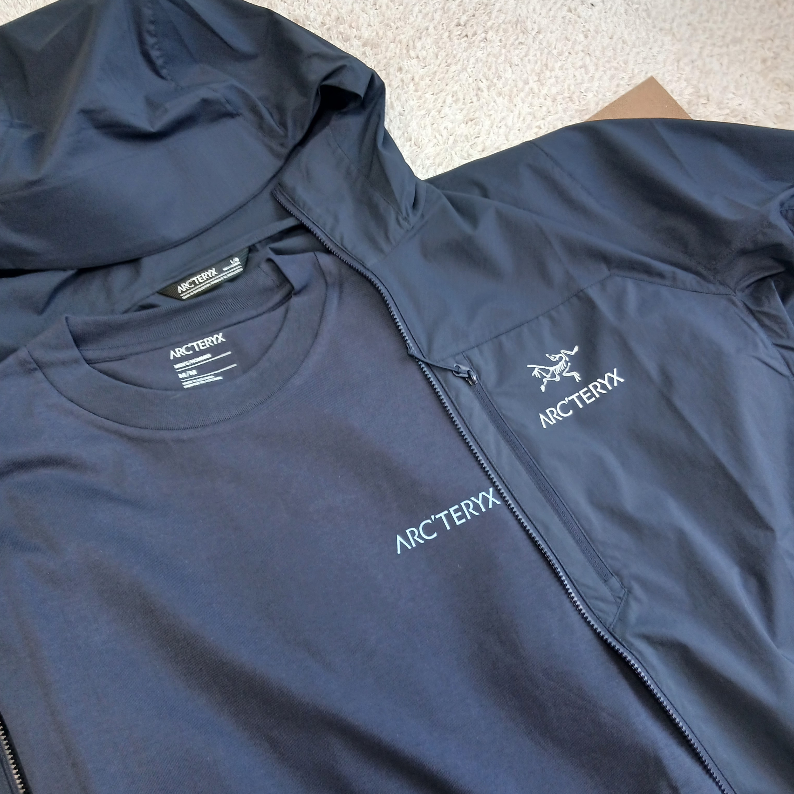 Arc'teryx Arc'word Logo SS T-Shirt Habitat, Arc'teryx Squamish Hoody Black Sapphire 착용 스타일 - 9