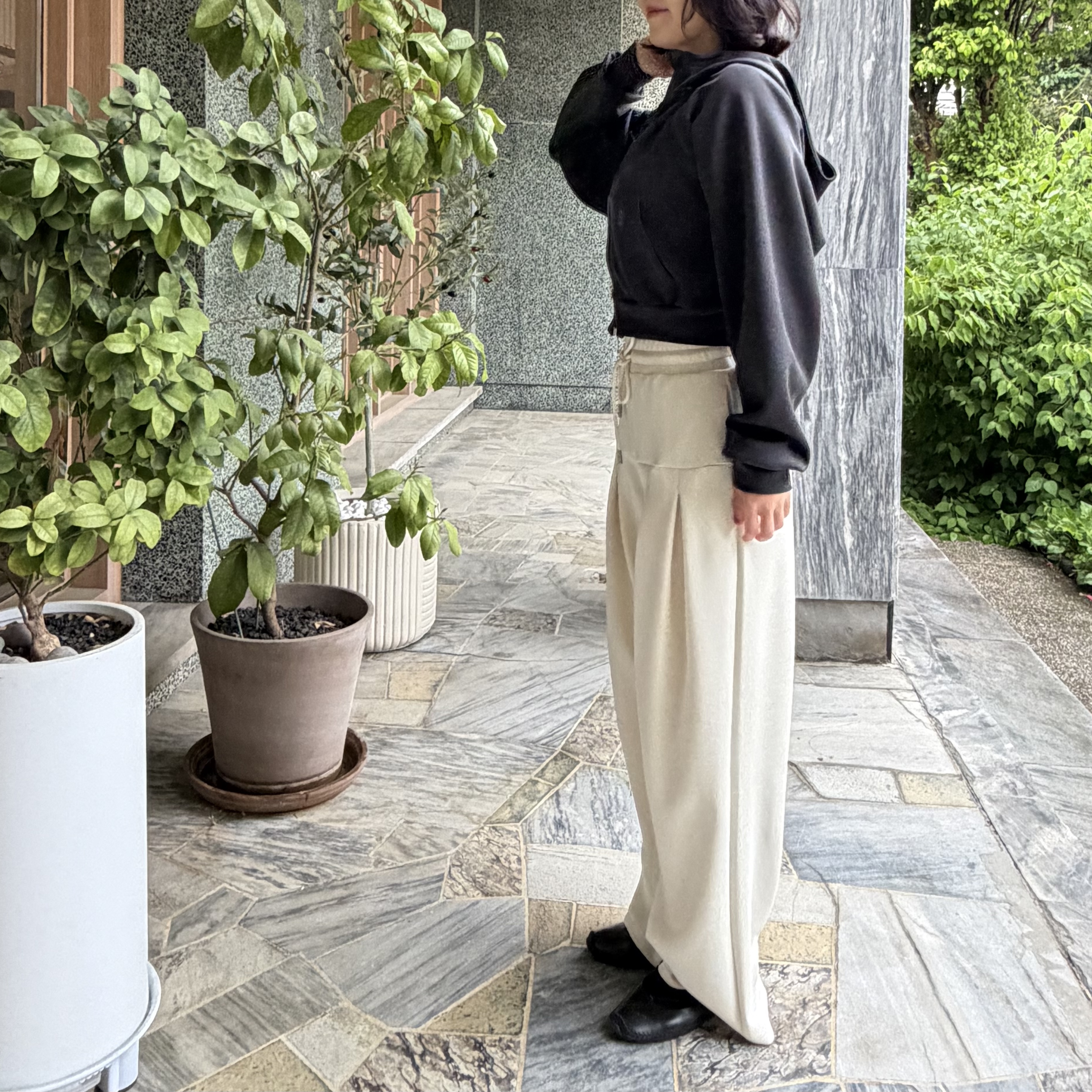 FRONT2LINE New Softy Cropped Hooded Zip-Up, FRONT2LINE New Softy Wide Pintuck Pants 착용 스타일 - 5