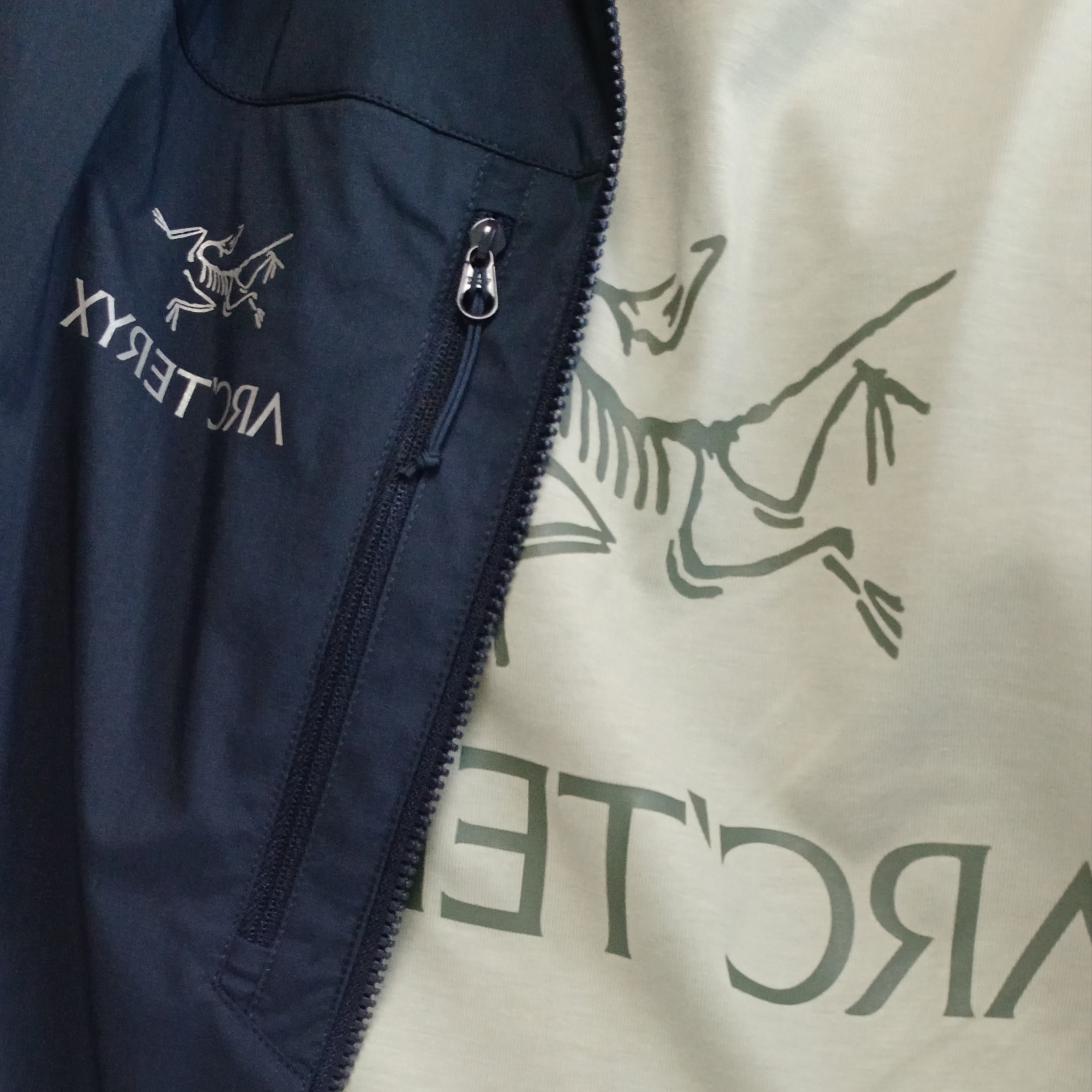 Arc'teryx Arc'word Logo SS T-Shirt Habitat, Arc'teryx Squamish Hoody Black Sapphire 착용 스타일 - 7