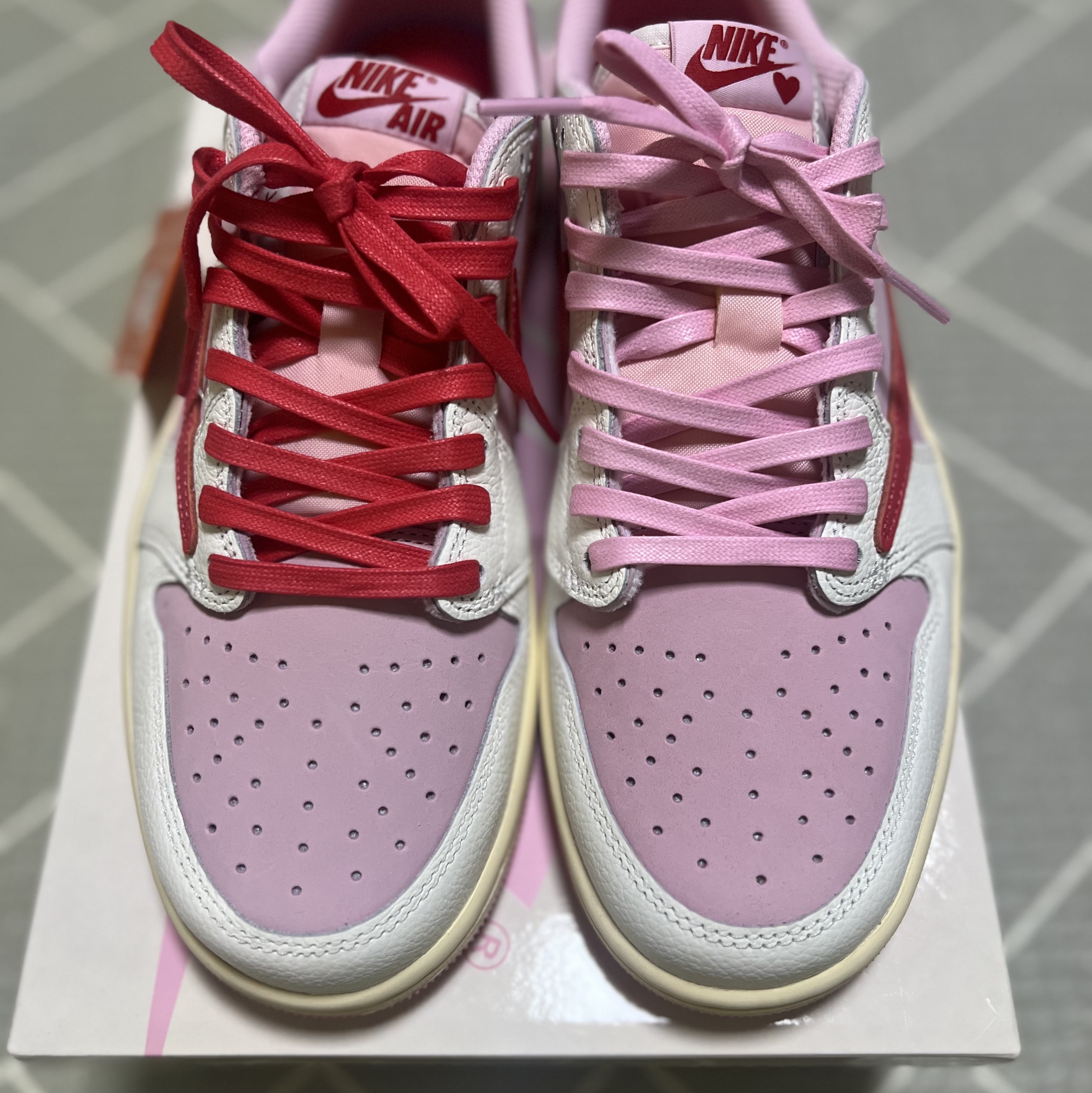 Jordan 1 x Travis Scott Retro Low OG SP Sail Tropical Pink 착용 스타일 - 3