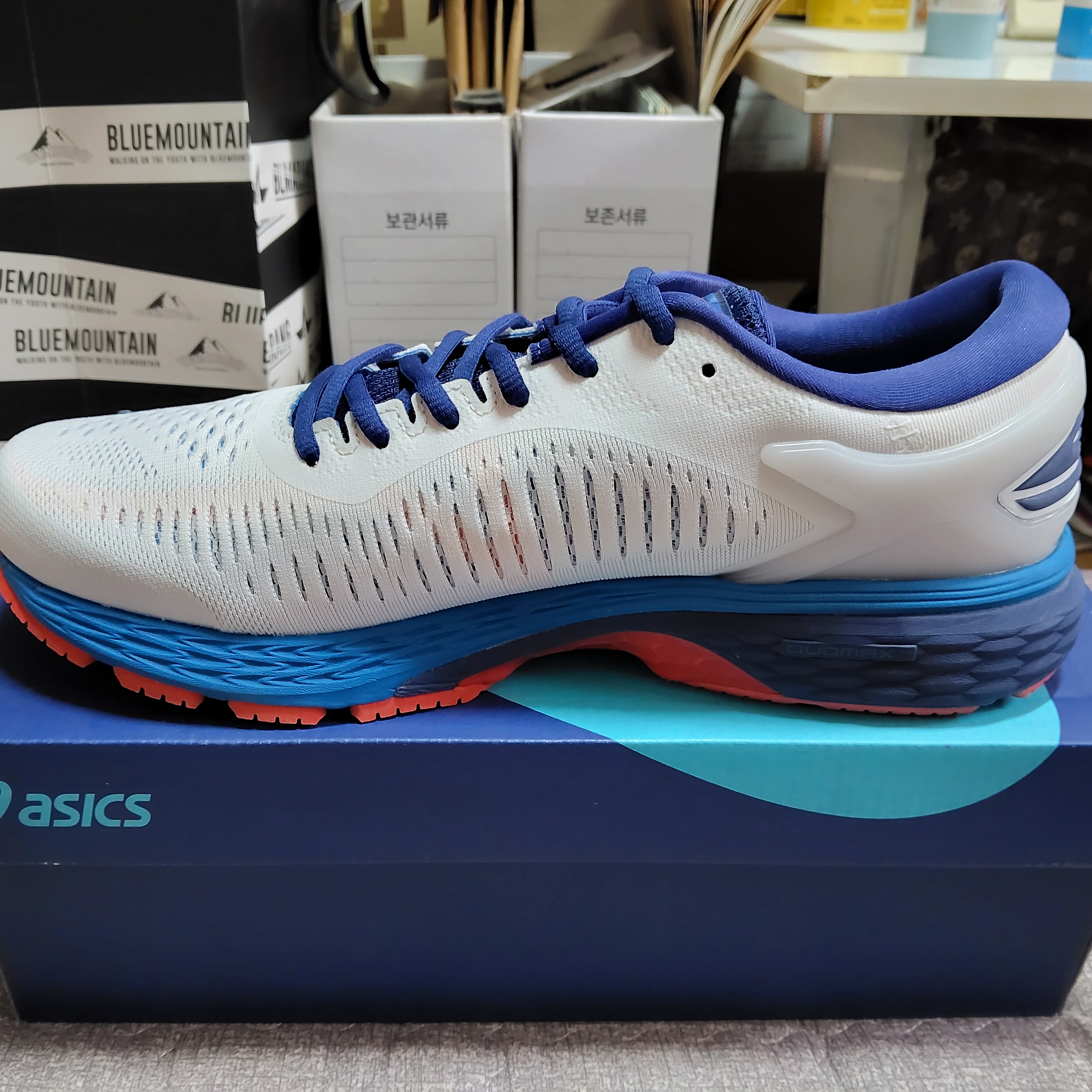 Asics Gel-Kayano 25 Glacier Grey 착용 스타일 - 3