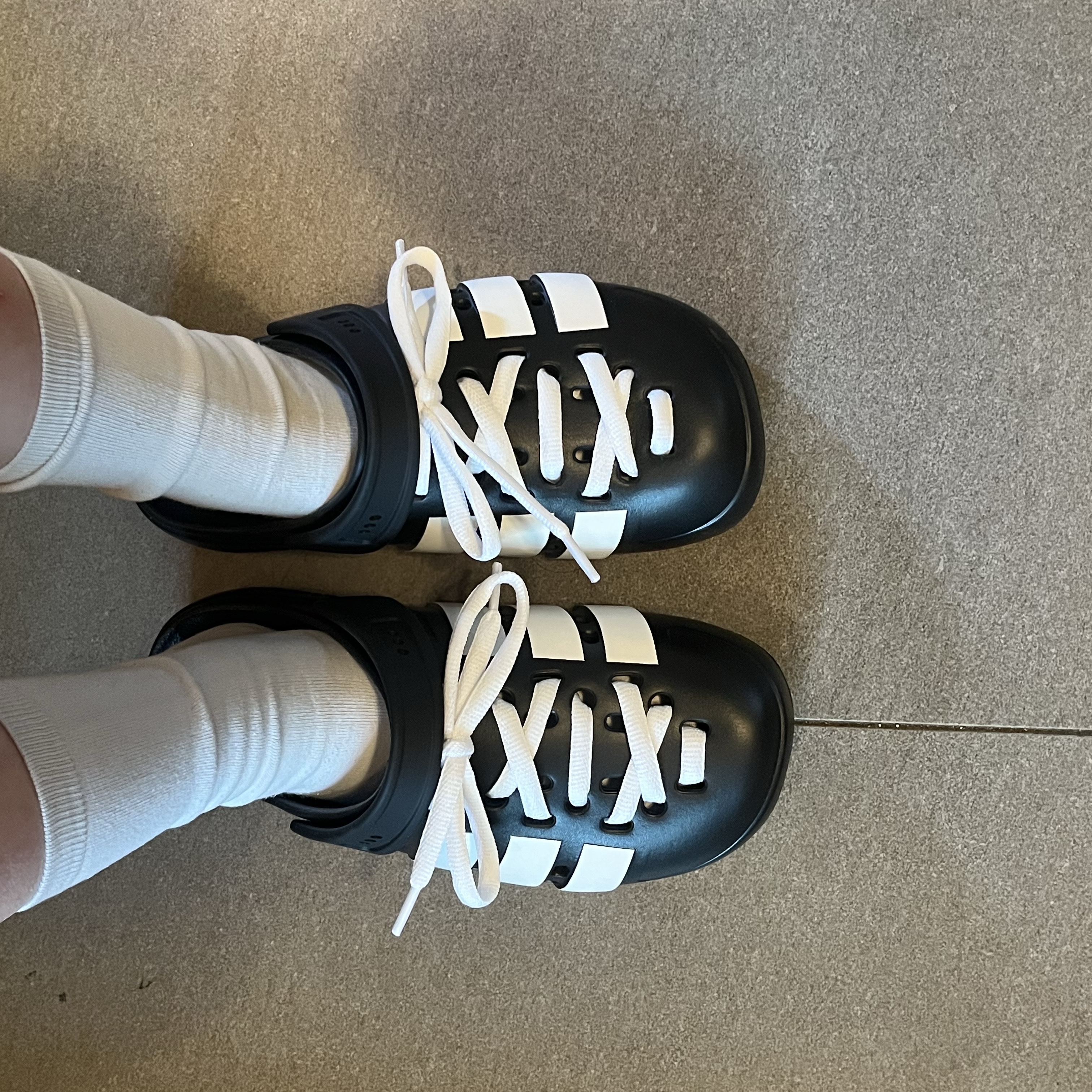 Adidas Adilette Clog 2.0 Core Black Cloude White 착용 스타일 - 2