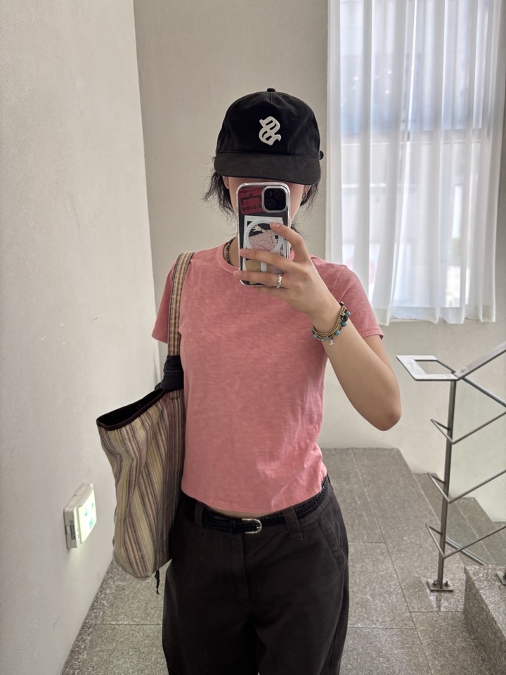 (W) SUNDAY CEREMONY Natural Dyed Basic Slub Tee - Deep Pink, SUNDAY CEREMONY Vintage Stripe Reversible Tote Bag - Brown 착용 스타일 - 1