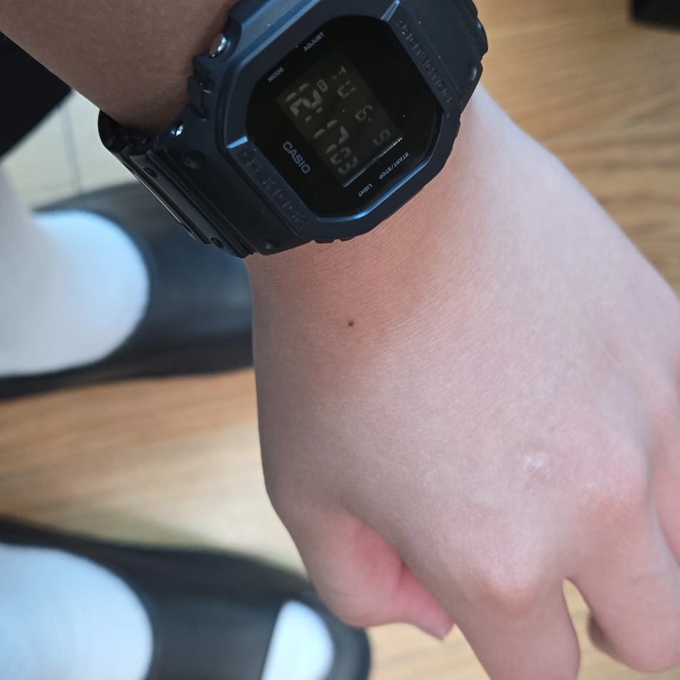 Nike ReactX Rejuven8 Slide Black, Casio G-Shock DW-5600BB-1 착용 스타일