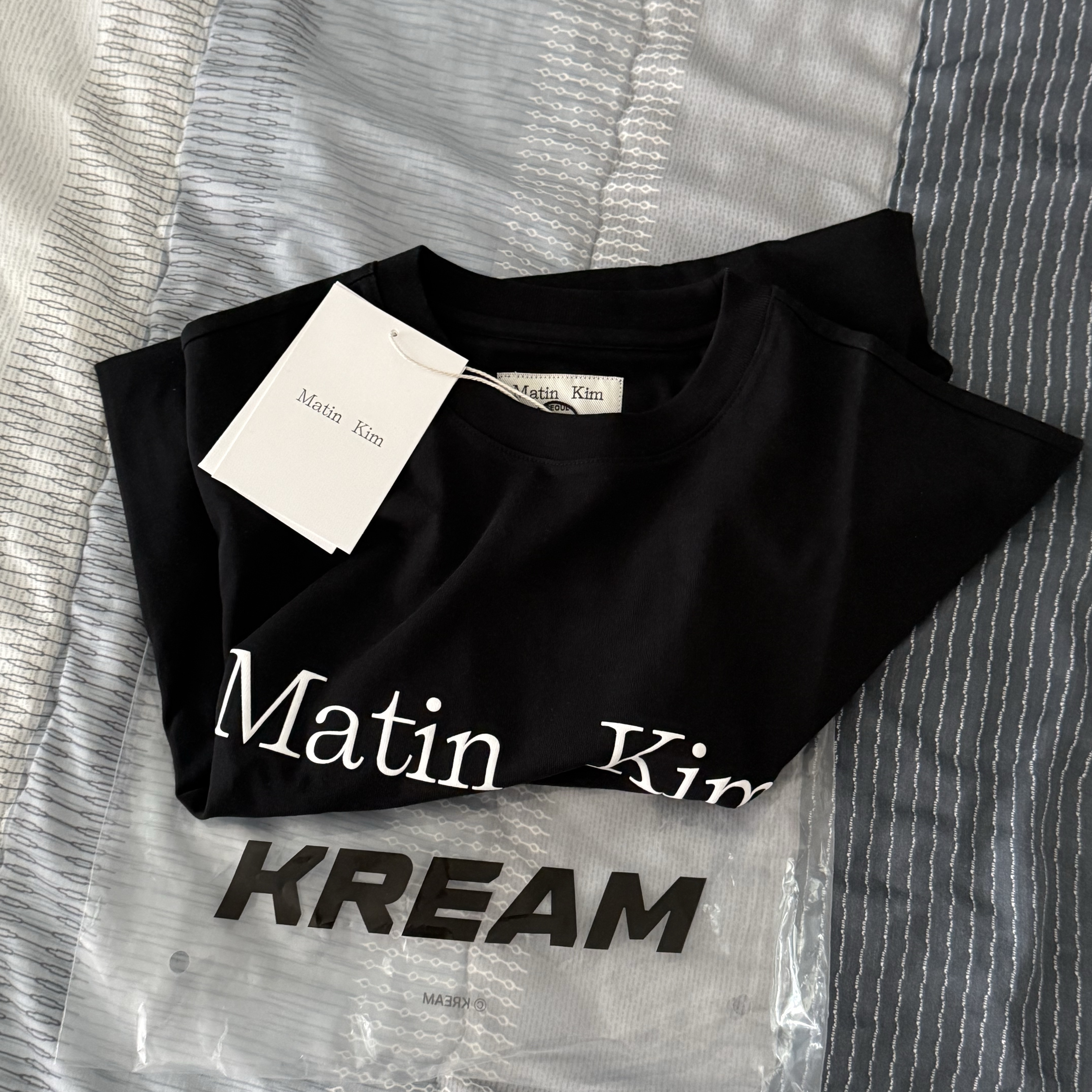 Matin Kim Logo Top In Black/Strong Black 착용 스타일