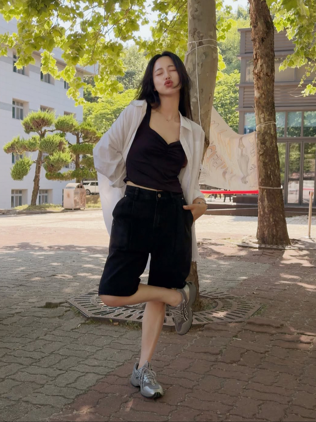 [KREAM 단독][니티드X림박스] Knitted Relaxed Washing Denim Two-Tuck Cinch Back Shorts Washing Blue, [KREAM 단독][니티드X림박스] Knitted Relaxed Washing Denim Two-Tuck Cinch Back Shorts Black 착용 스타일 - 3