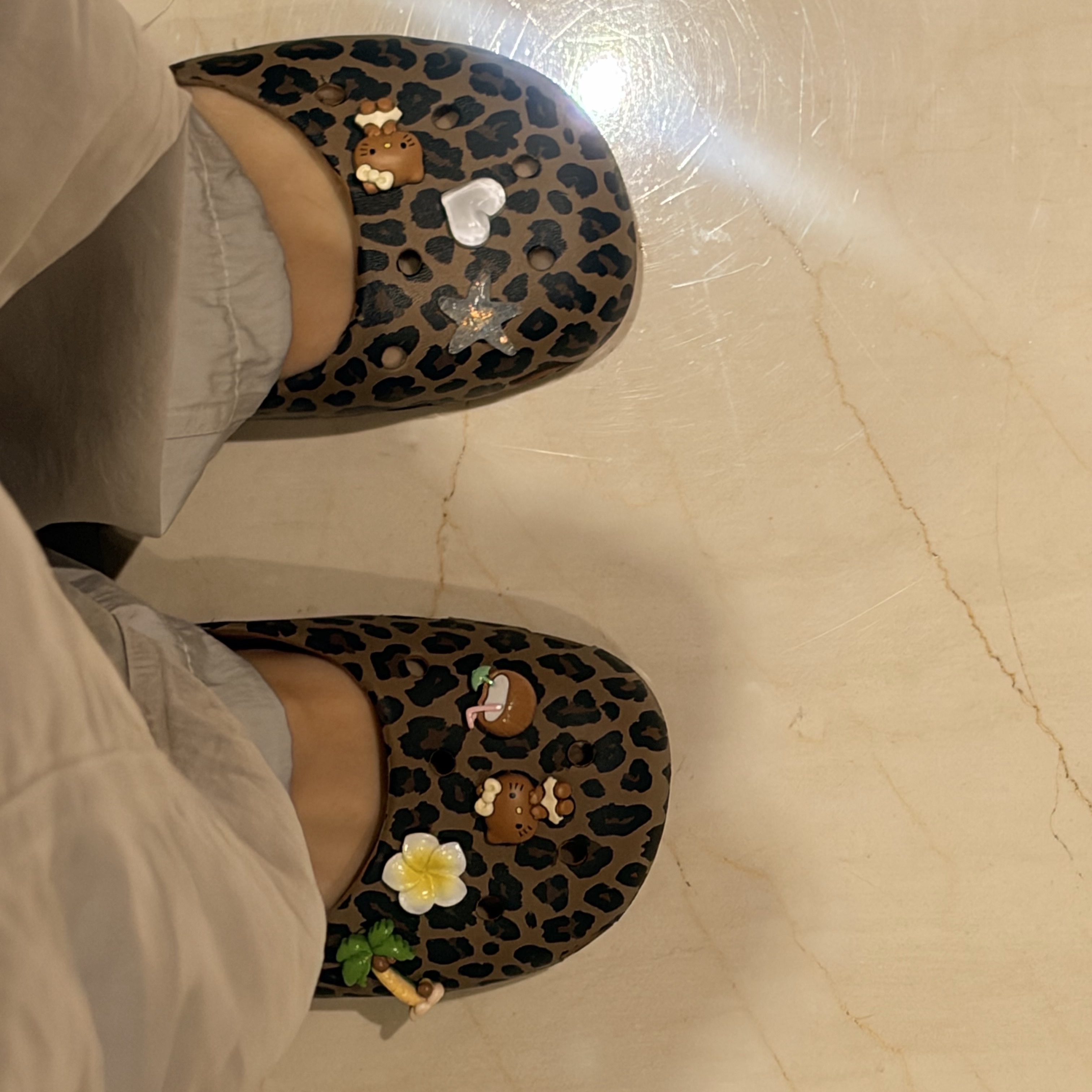 (W) Crocs Classic Animal Ballet Sepia Leopard 착용 스타일