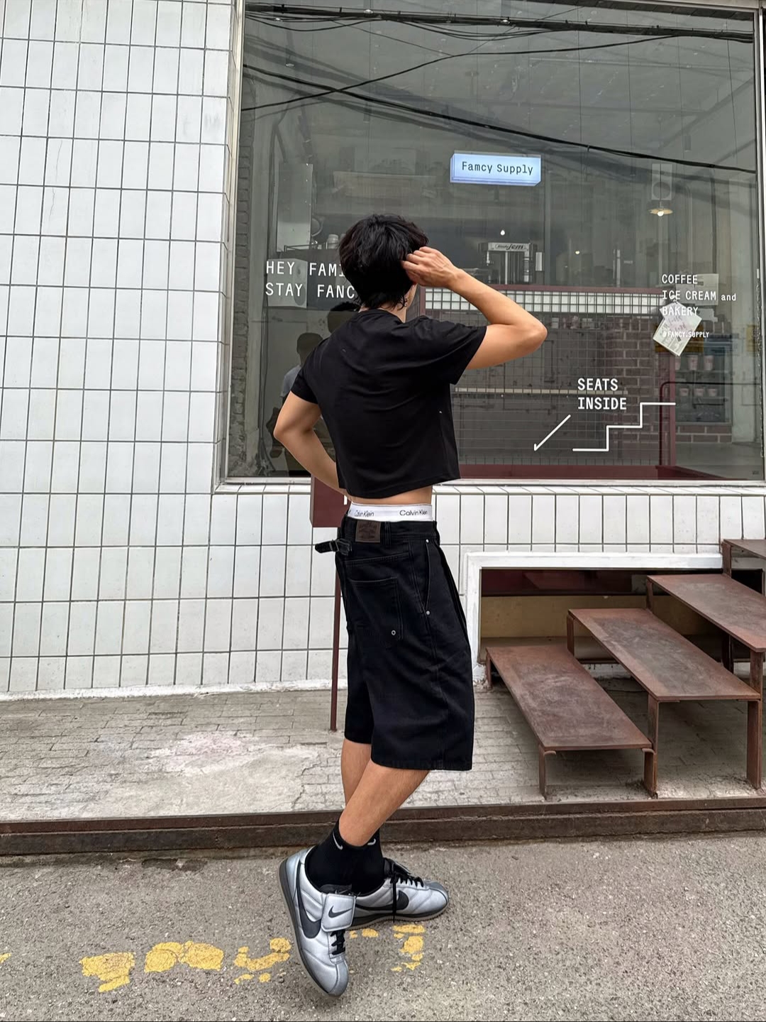 [KREAM 단독][니티드X림박스] Knitted Relaxed Washing Denim Two-Tuck Cinch Back Shorts Black, [KREAM 단독][니티드X림박스] Knitted Relaxed Washing Denim Two-Tuck Cinch Back Shorts Washing Blue 착용 스타일 - 2