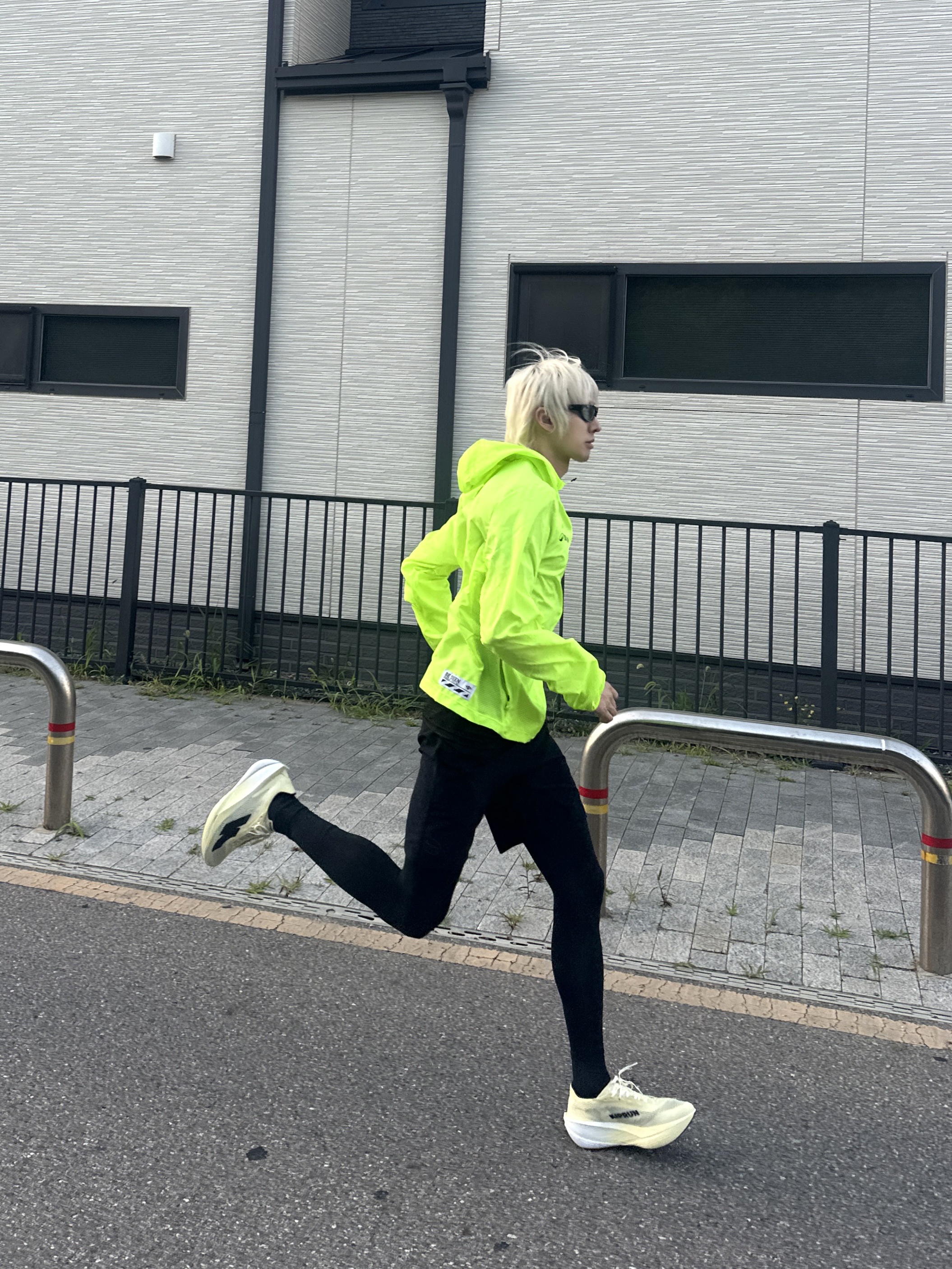 DECATHLON Kiprun Men's Running Shoes Kiprun KD900 Light Vanilla Yellow, DECATHLON Men's Running High-Visibility Wind Jacket Run 100 Fluorescent Acid Yellow 착용 스타일 - 6
