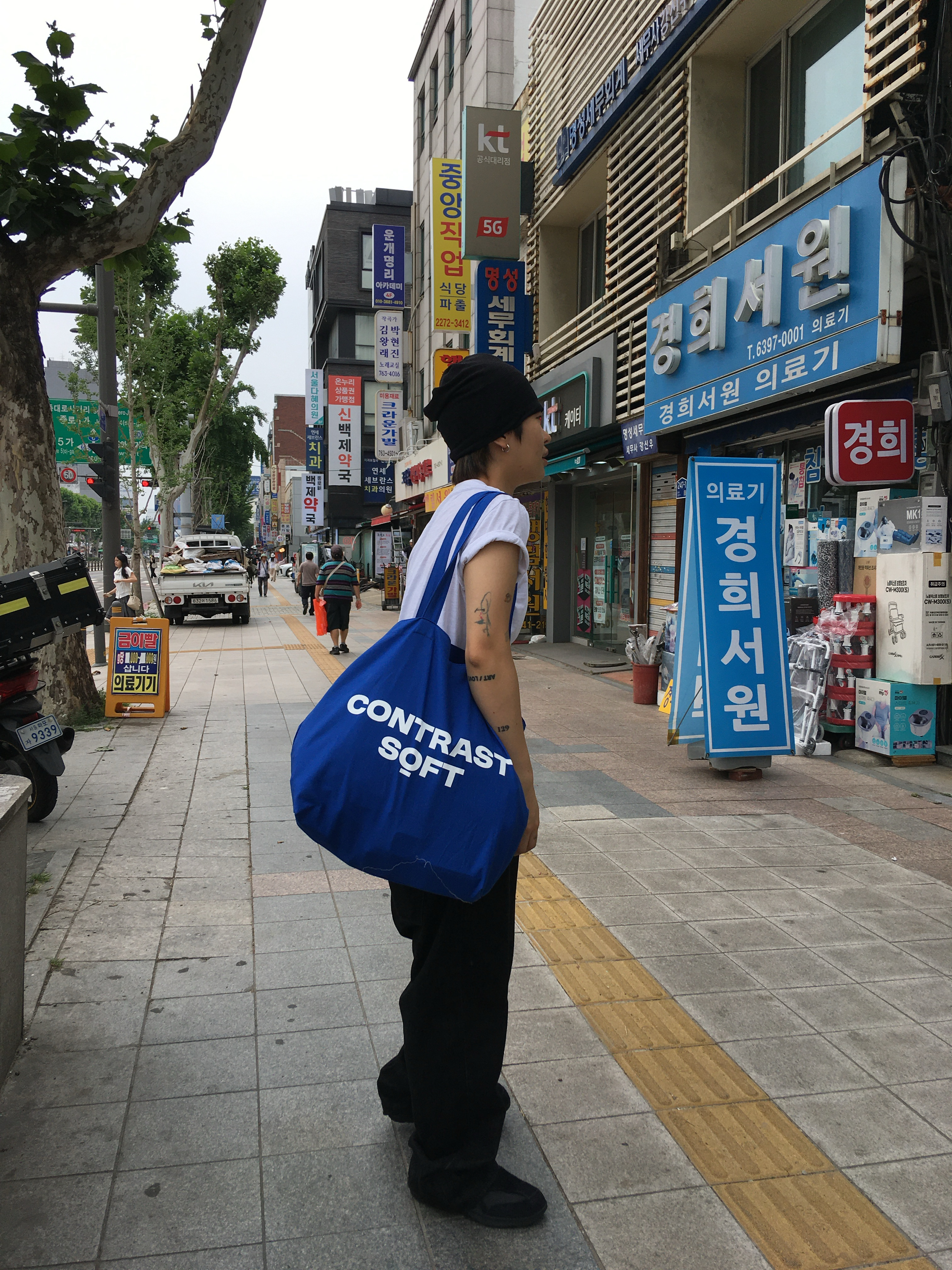 noun Easeful Tote Bag Blue 착용 스타일 - 5