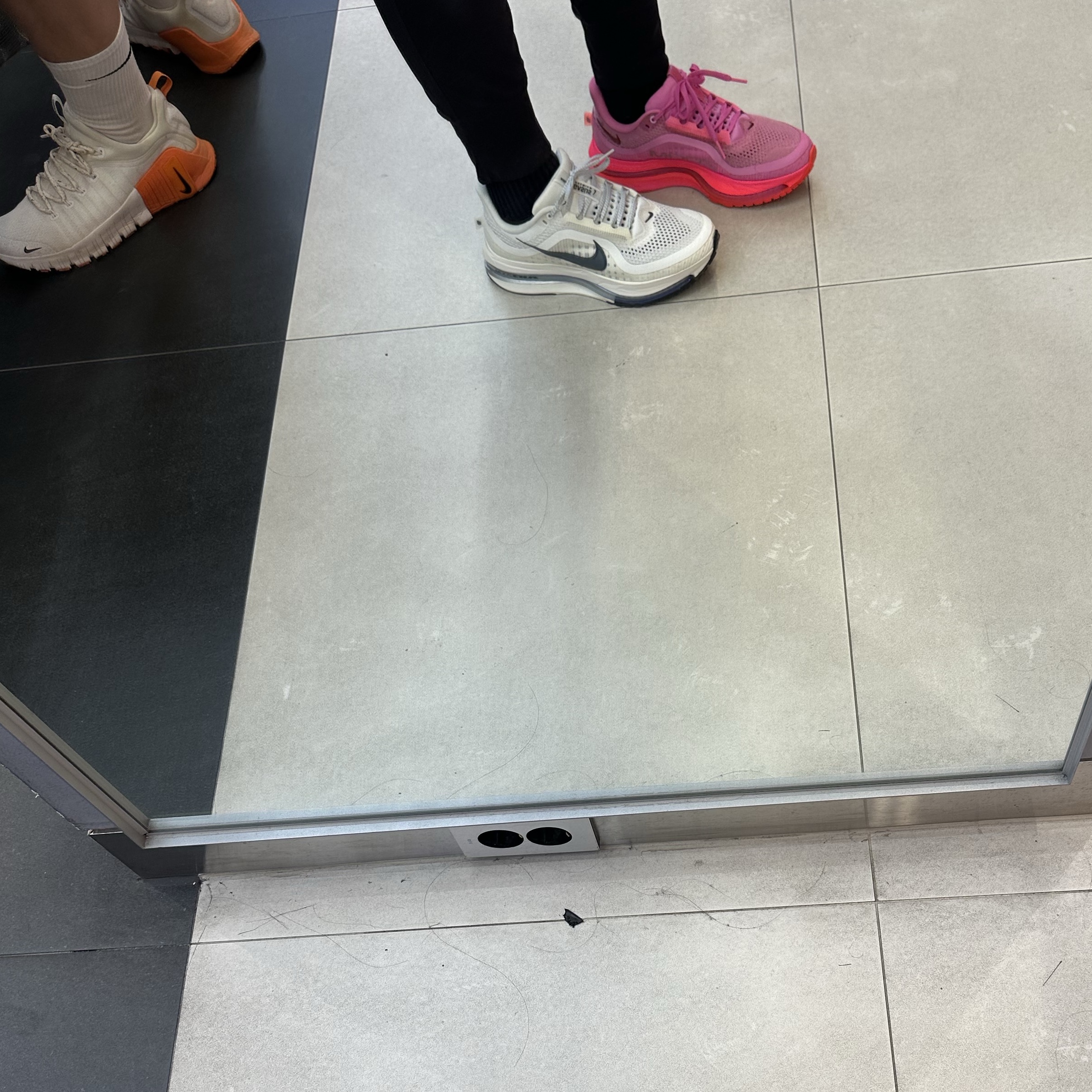 Nike Pegasus Premium White Metallic Silver, (W) Nike Pegasus Premium Playful Pink Hyper Pink 착용 스타일 - 3