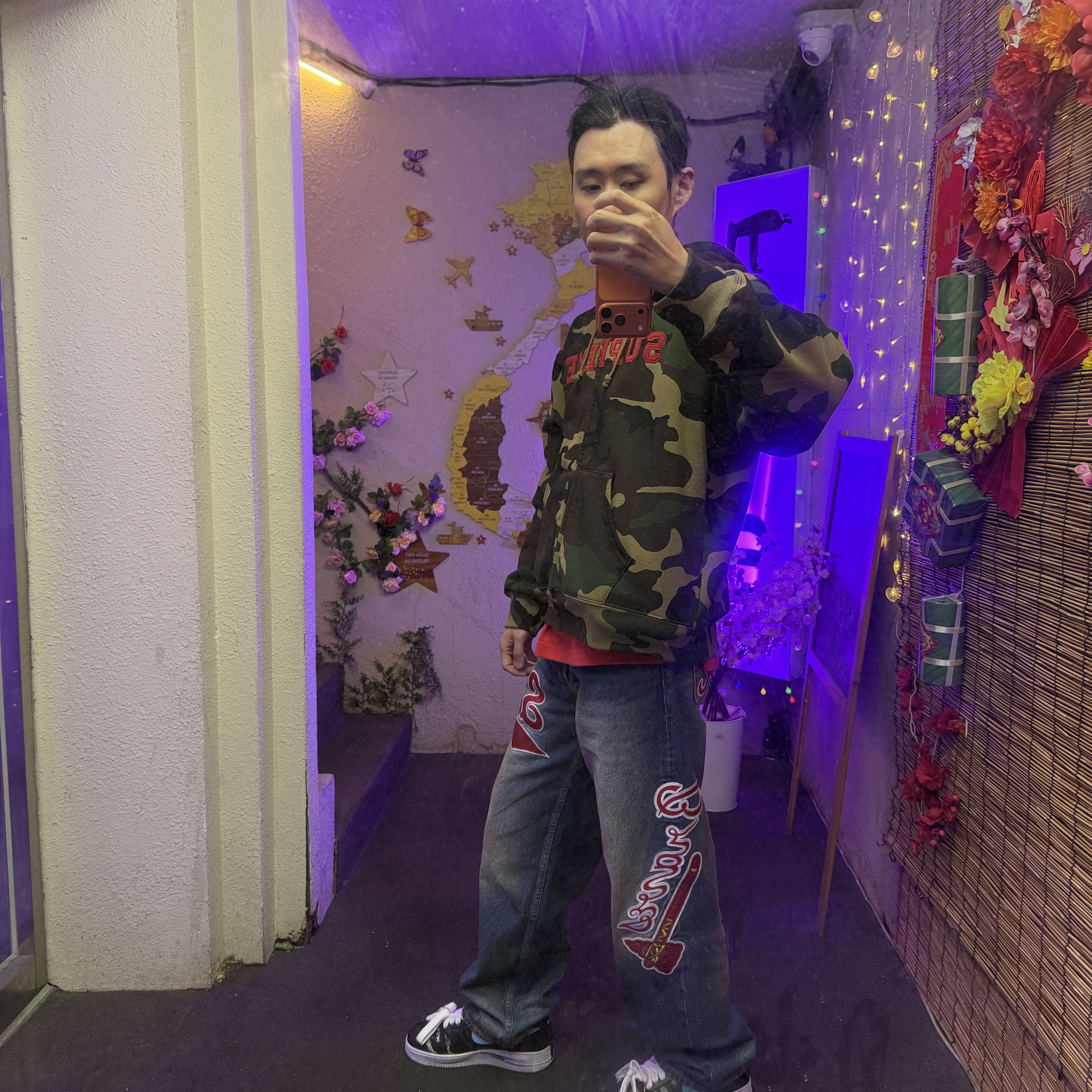 Supreme Mitchell & Ness Atlanta Braves Loose Fit Jean Washed Indigo - 26SS, Supreme Collegiate Applique Zip Up Hooded Sweatshirt Woodland Camo - 25FW 착용 스타일 - 1