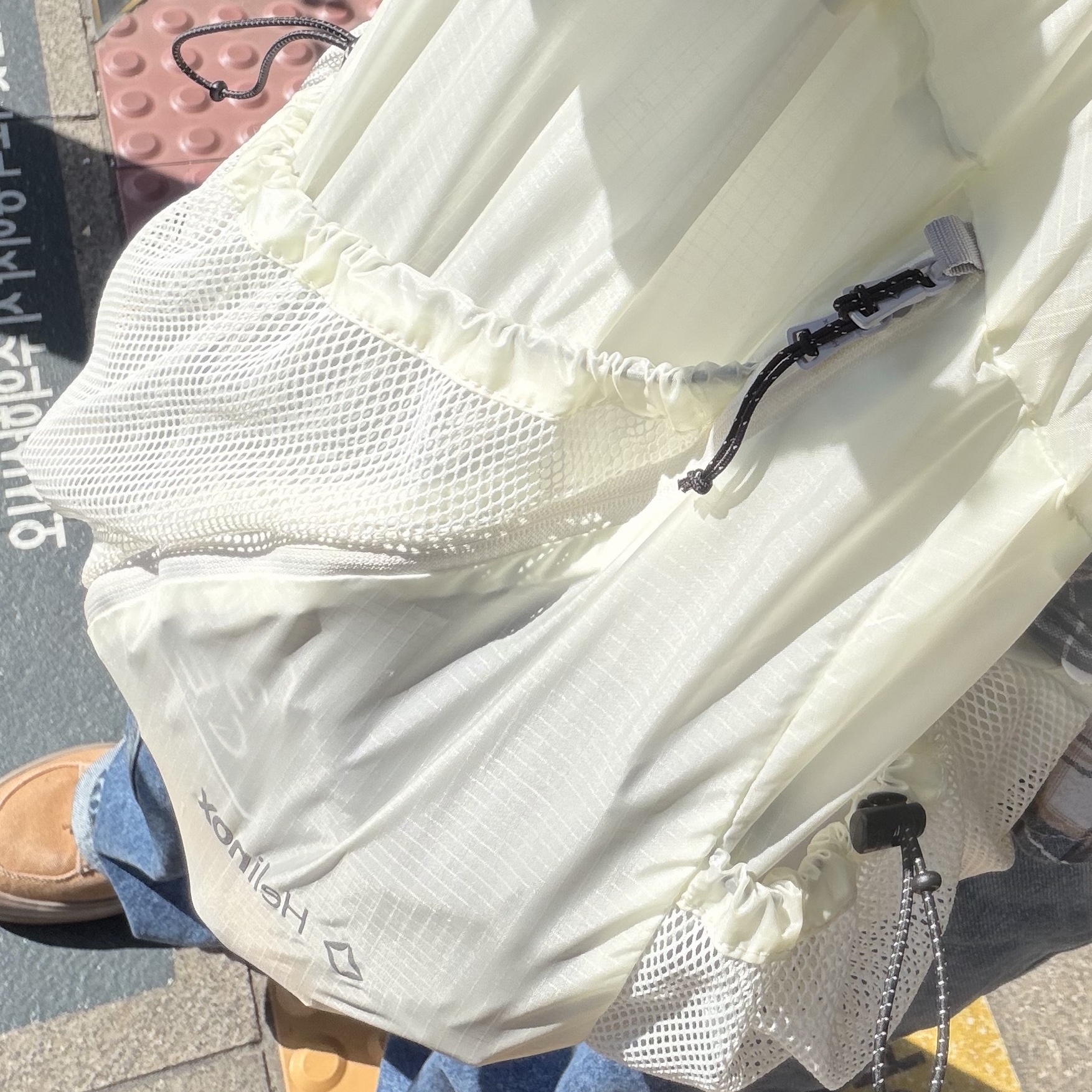 Helinox Wear Eclipse Lightpack 15 White 착용 스타일