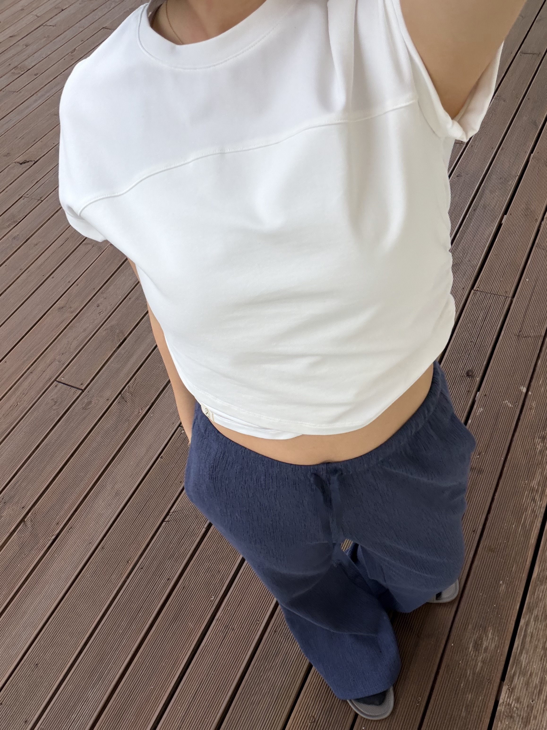 FRONT2LINE Bandha Light Curve shirring Cover-Up, FRONT2LINE Nuve Semi Bootcut Pants 착용 스타일 - 1