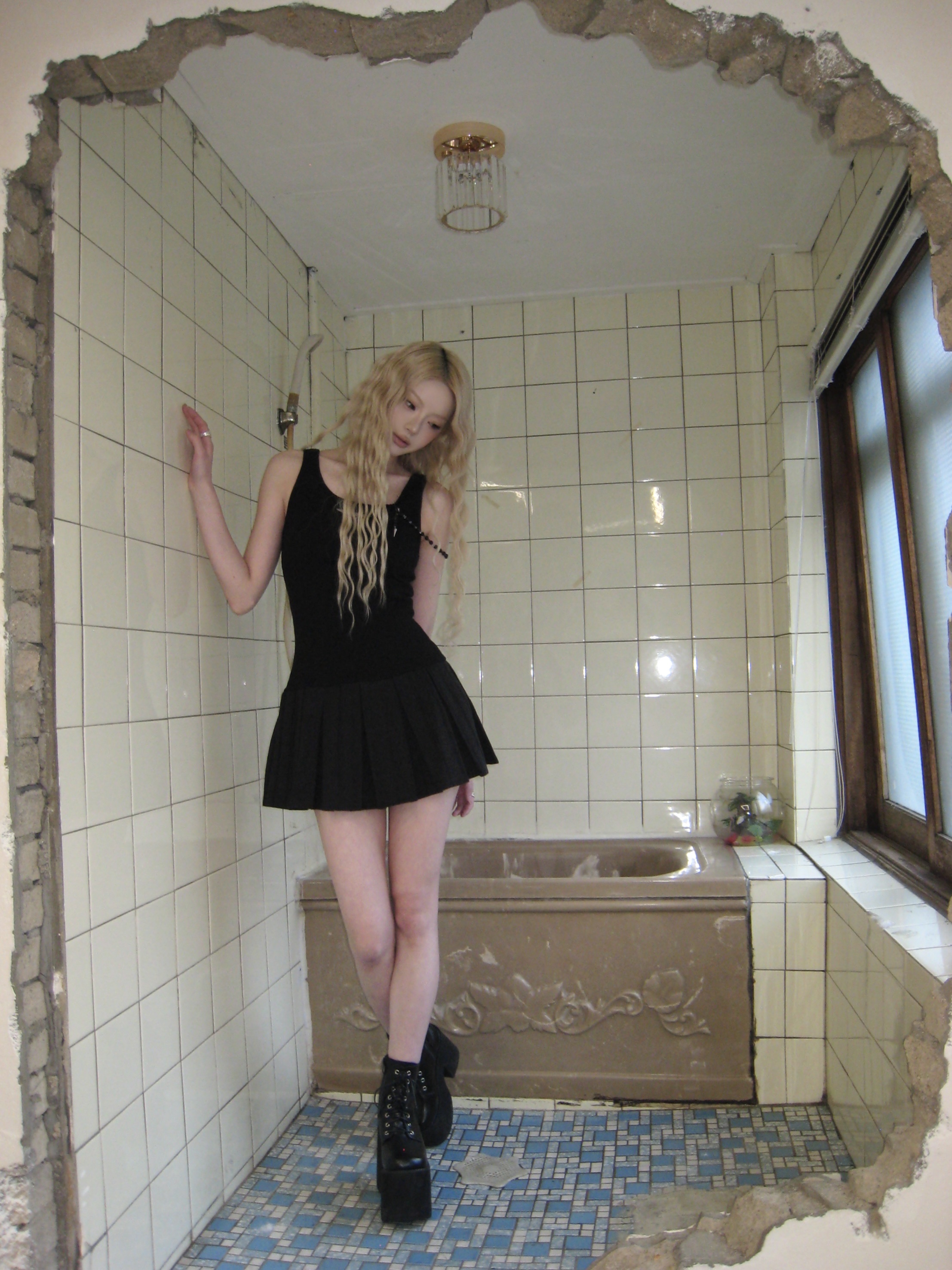 [KREAM 단독] SØAR Destroy Pleats Beads Dress Black 착용 스타일 - 1