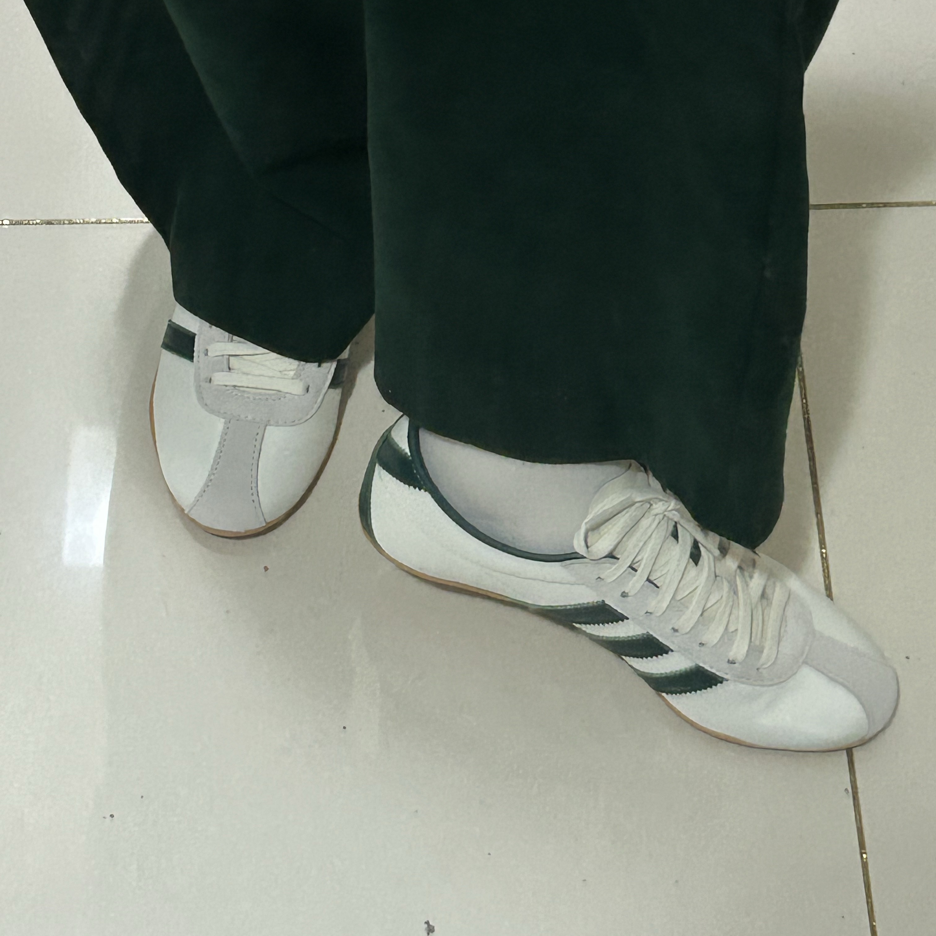 (W) Adidas Tokyo Off White Collegiate Green 착용 스타일 - 1
