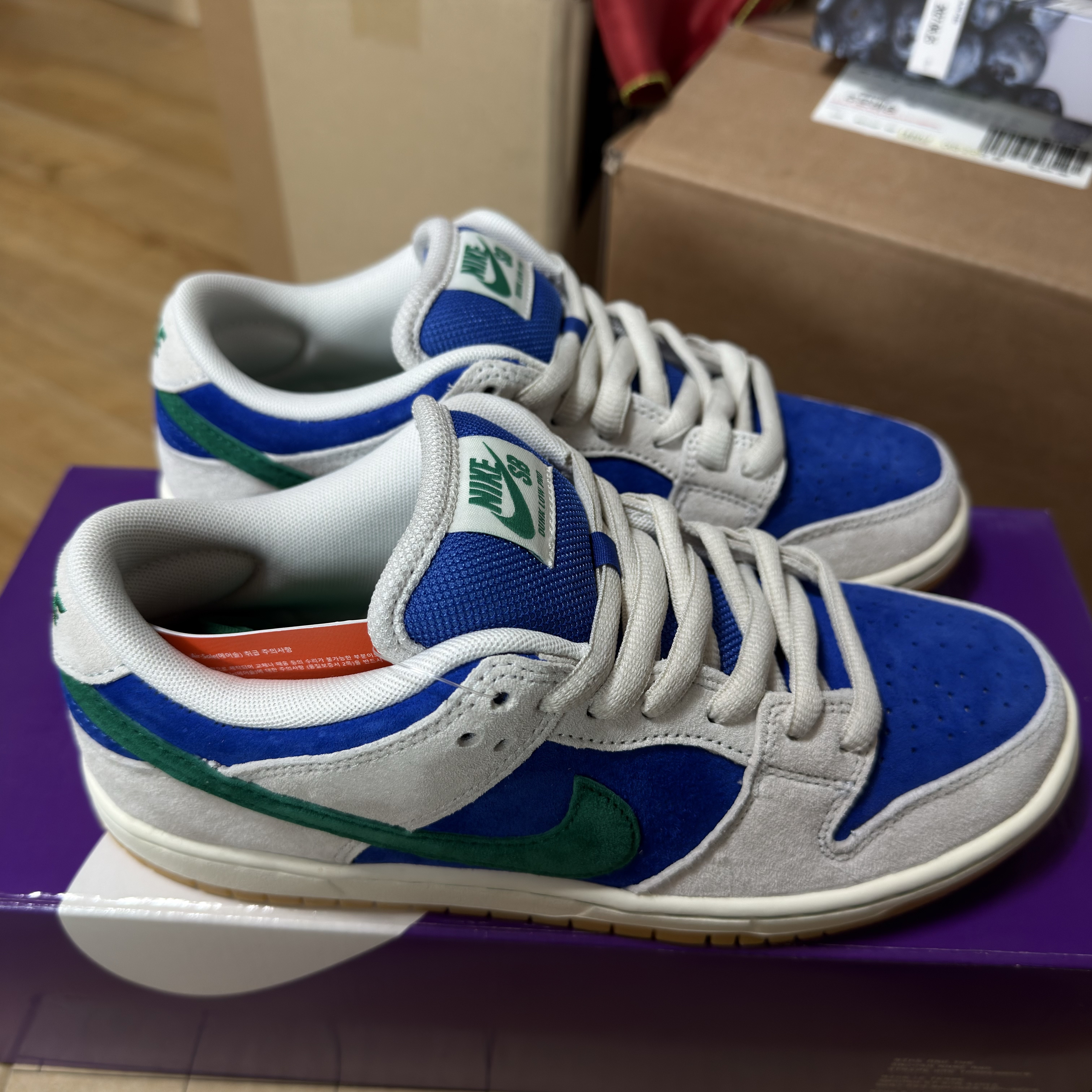 Nike SB Dunk Low Pro Phantom and Hyper Royal 착용 스타일 - 4