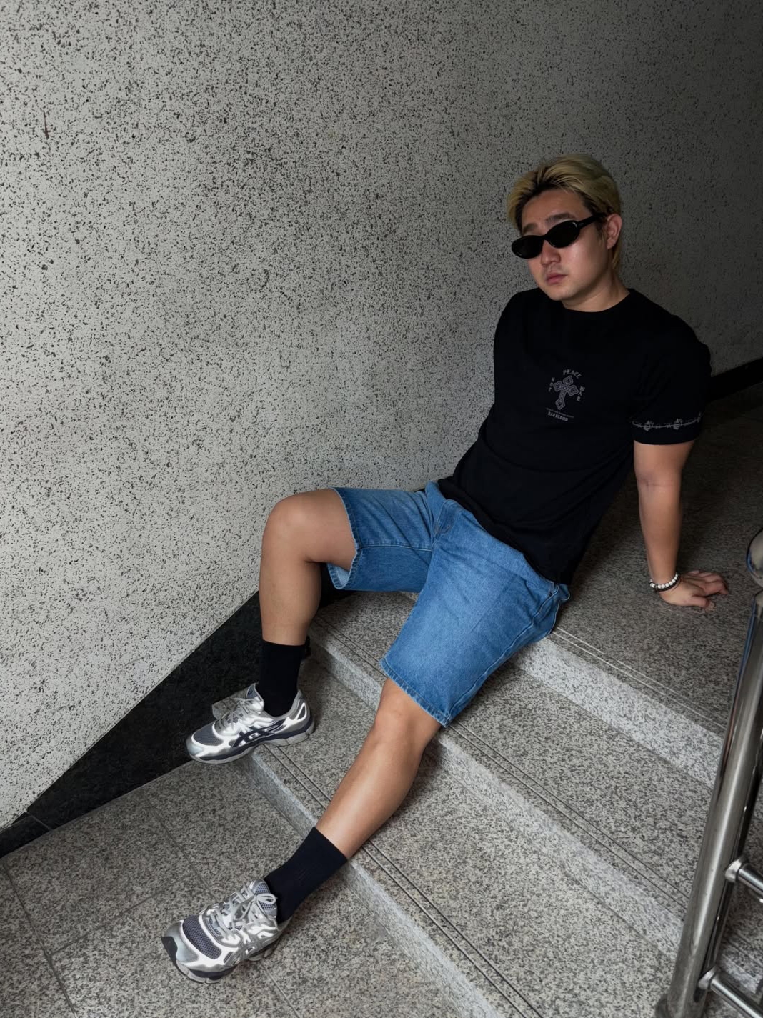 [KREAM 단독][니티드X림박스] Knitted Relaxed Washing Denim Two-Tuck Cinch Back Shorts Washing Blue, [KREAM 단독][니티드X림박스] Knitted Relaxed Washing Denim Two-Tuck Cinch Back Shorts Black 착용 스타일