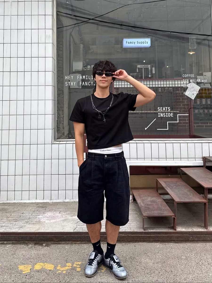 [KREAM 단독][니티드X림박스] Knitted Relaxed Washing Denim Two-Tuck Cinch Back Shorts Black, [KREAM 단독][니티드X림박스] Knitted Relaxed Washing Denim Two-Tuck Cinch Back Shorts Washing Blue 착용 스타일 - 1