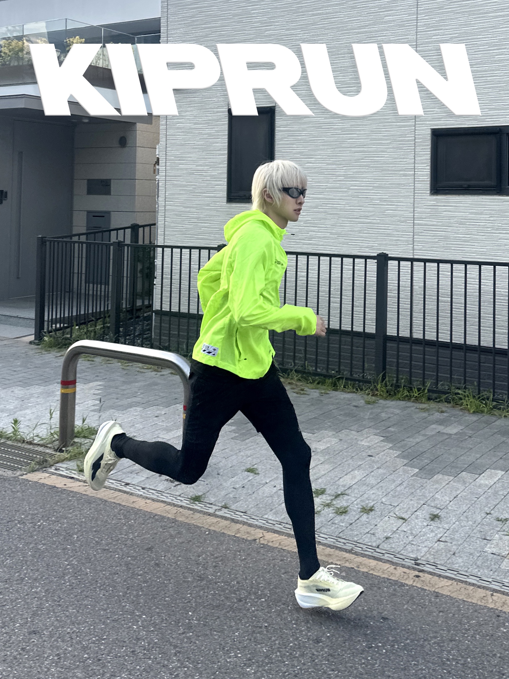 DECATHLON Kiprun Men's Running Shoes Kiprun KD900 Light Vanilla Yellow, DECATHLON Men's Running High-Visibility Wind Jacket Run 100 Fluorescent Acid Yellow 착용 스타일 - 1