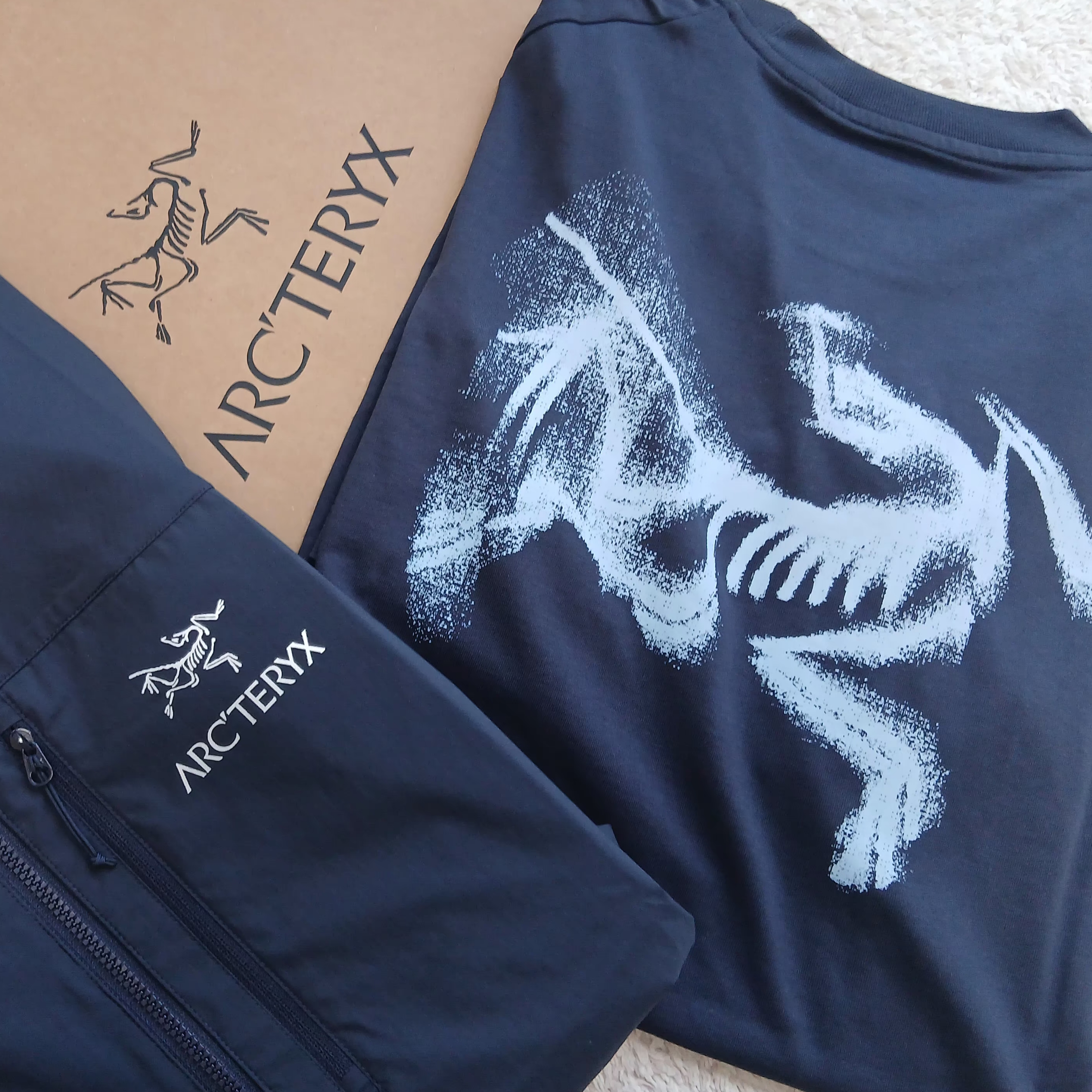 Arc'teryx Arc'word Logo SS T-Shirt Habitat, Arc'teryx Squamish Hoody Black Sapphire 착용 스타일 - 4