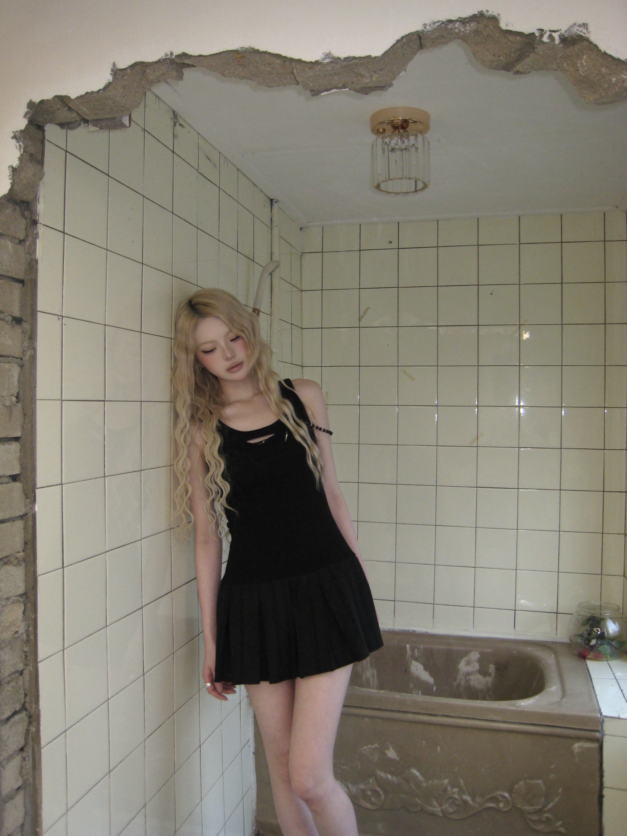 [KREAM 단독] SØAR Destroy Pleats Beads Dress Black 착용 스타일 - 3