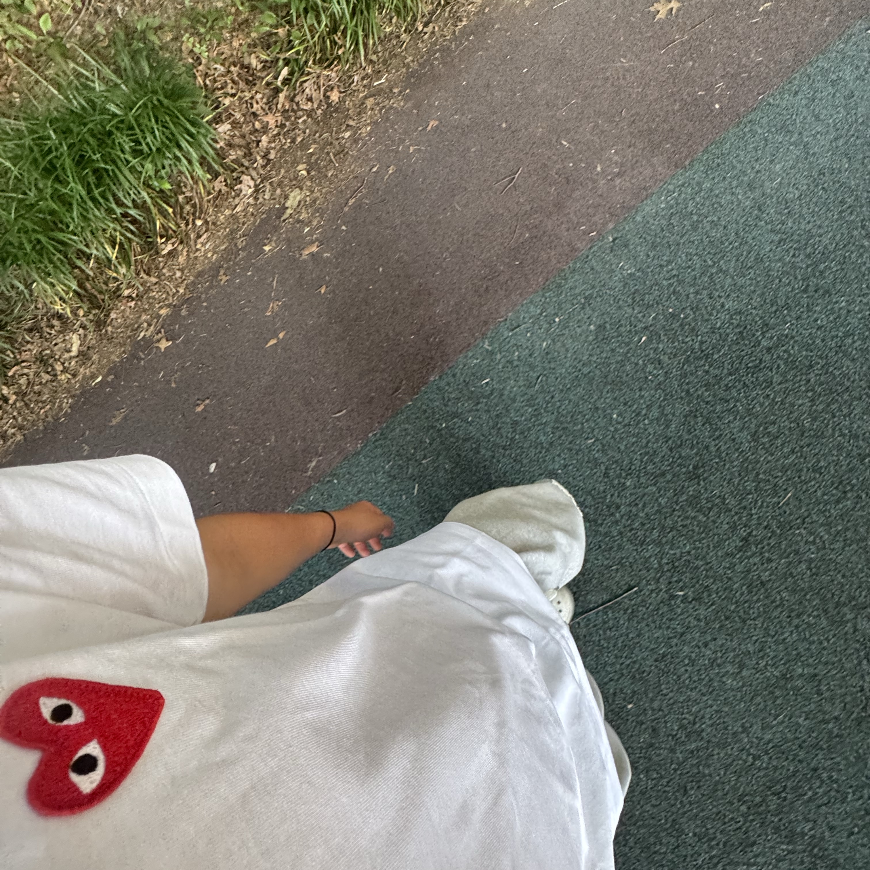 Play Comme des Garcons Red Heart T-Shirt White, Crocs Bayaband Clog White Navy 착용 스타일