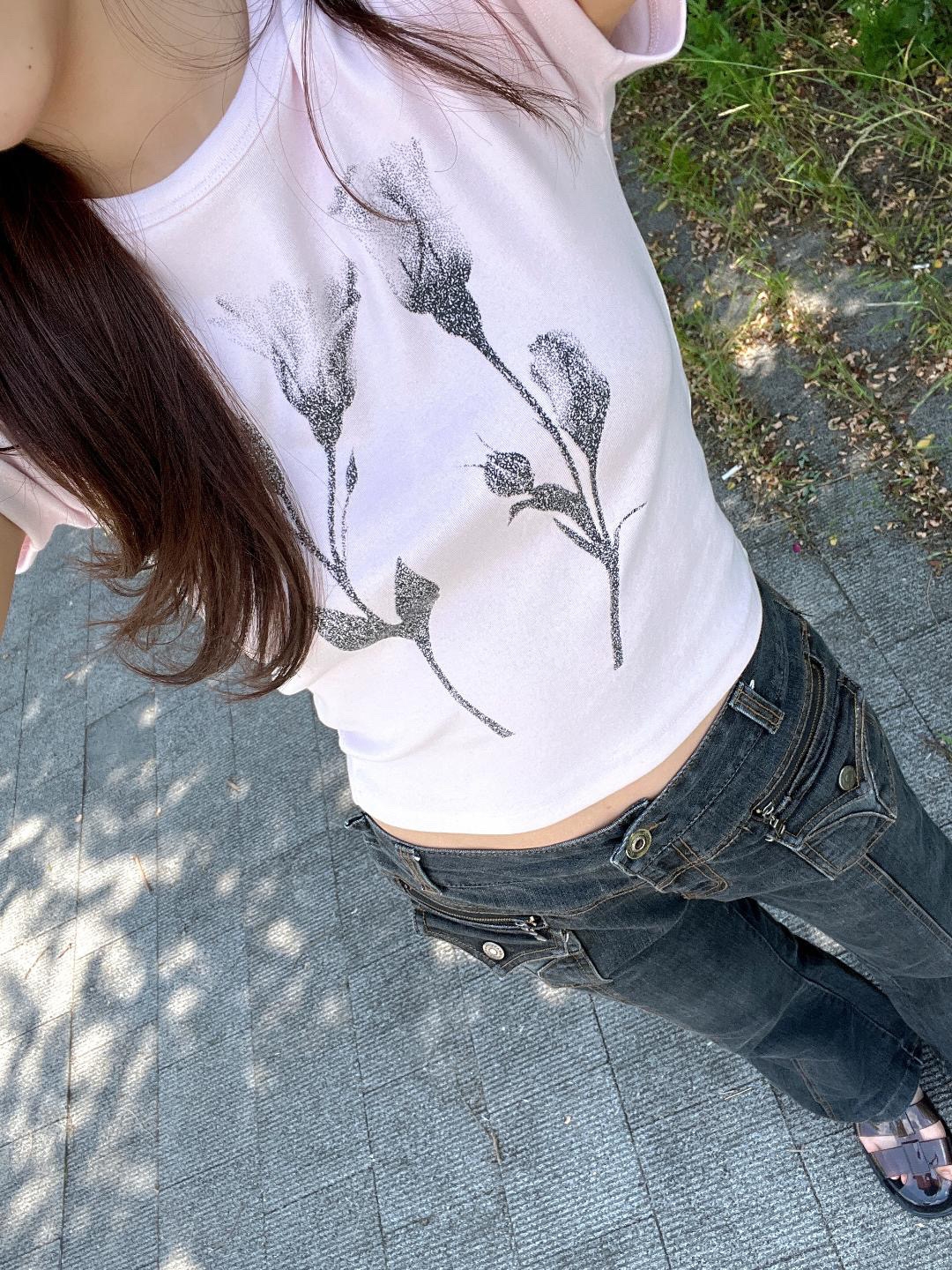 Rosefrantz Floral Sketch Graphic T-shirt [Pink] 착용 스타일 - 5