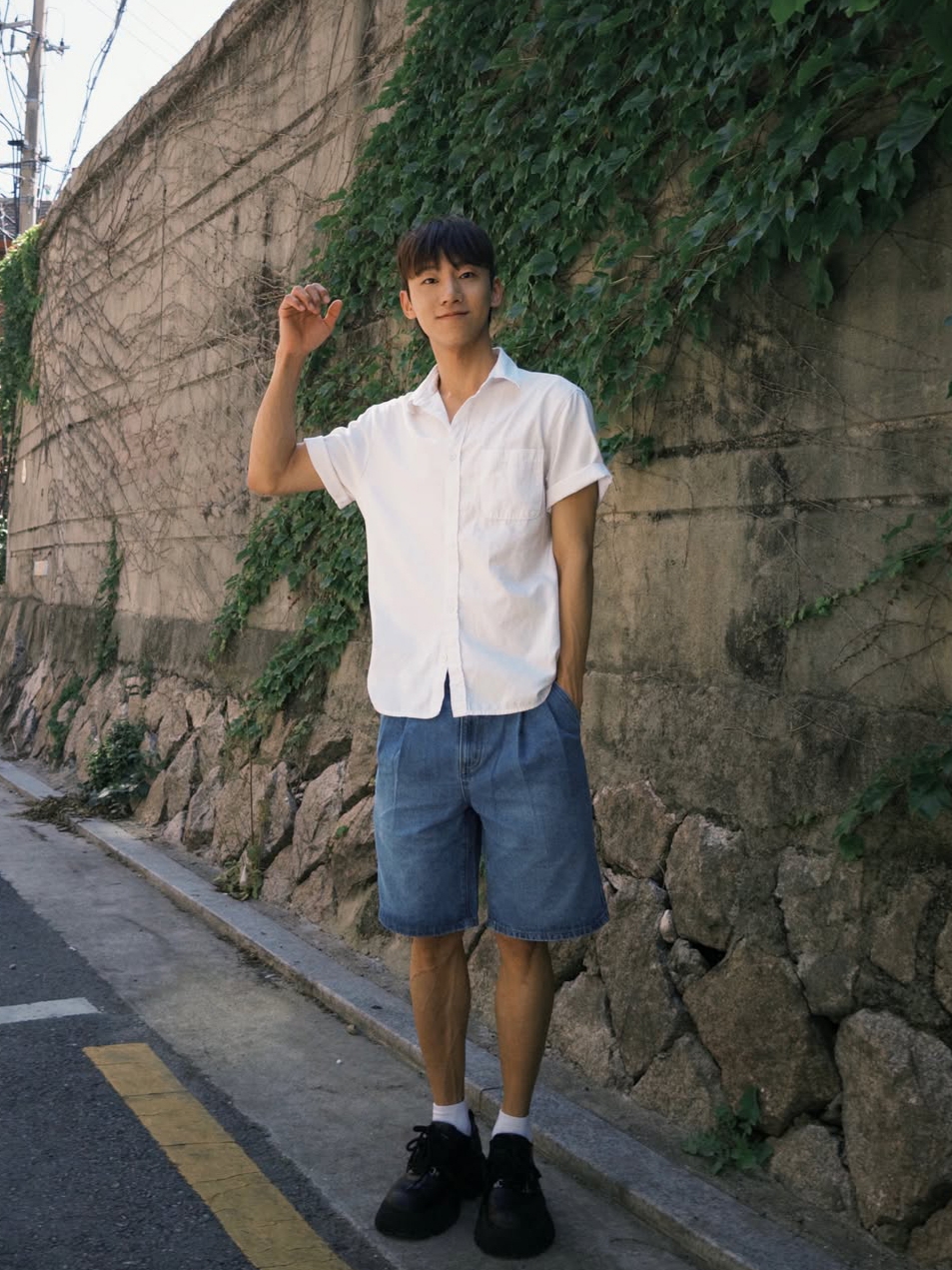 [KREAM 단독][니티드X림박스] Knitted Relaxed Washing Denim Two-Tuck Cinch Back Shorts Black, [KREAM 단독][니티드X림박스] Knitted Relaxed Washing Denim Two-Tuck Cinch Back Shorts Washing Blue 착용 스타일 - 1