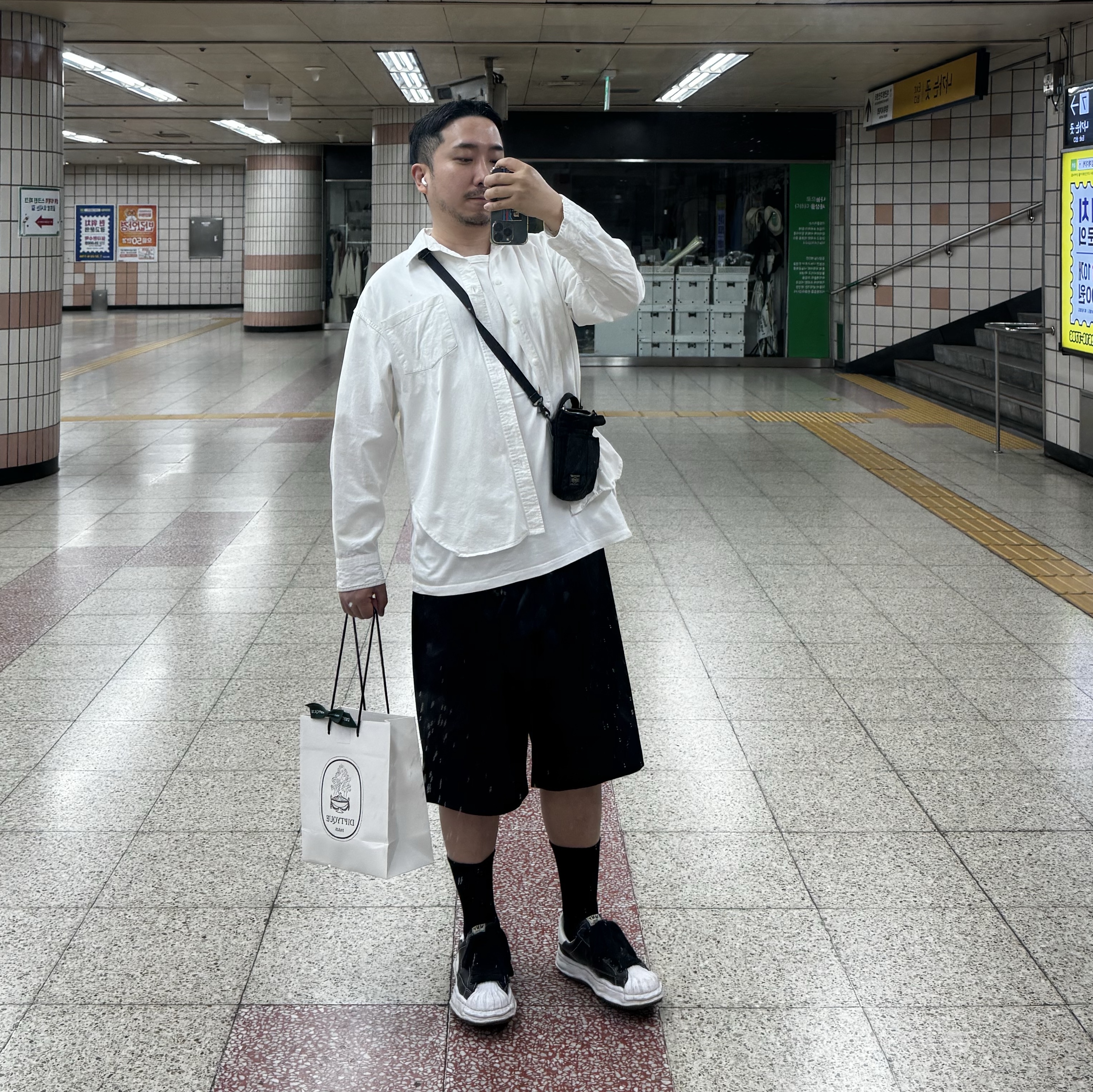 Maison Mihara Yasuhiro Blakey OG Sole Leather Low-top Sneakers Black, Porter Howl Helmet Bag Mini Black 착용 스타일