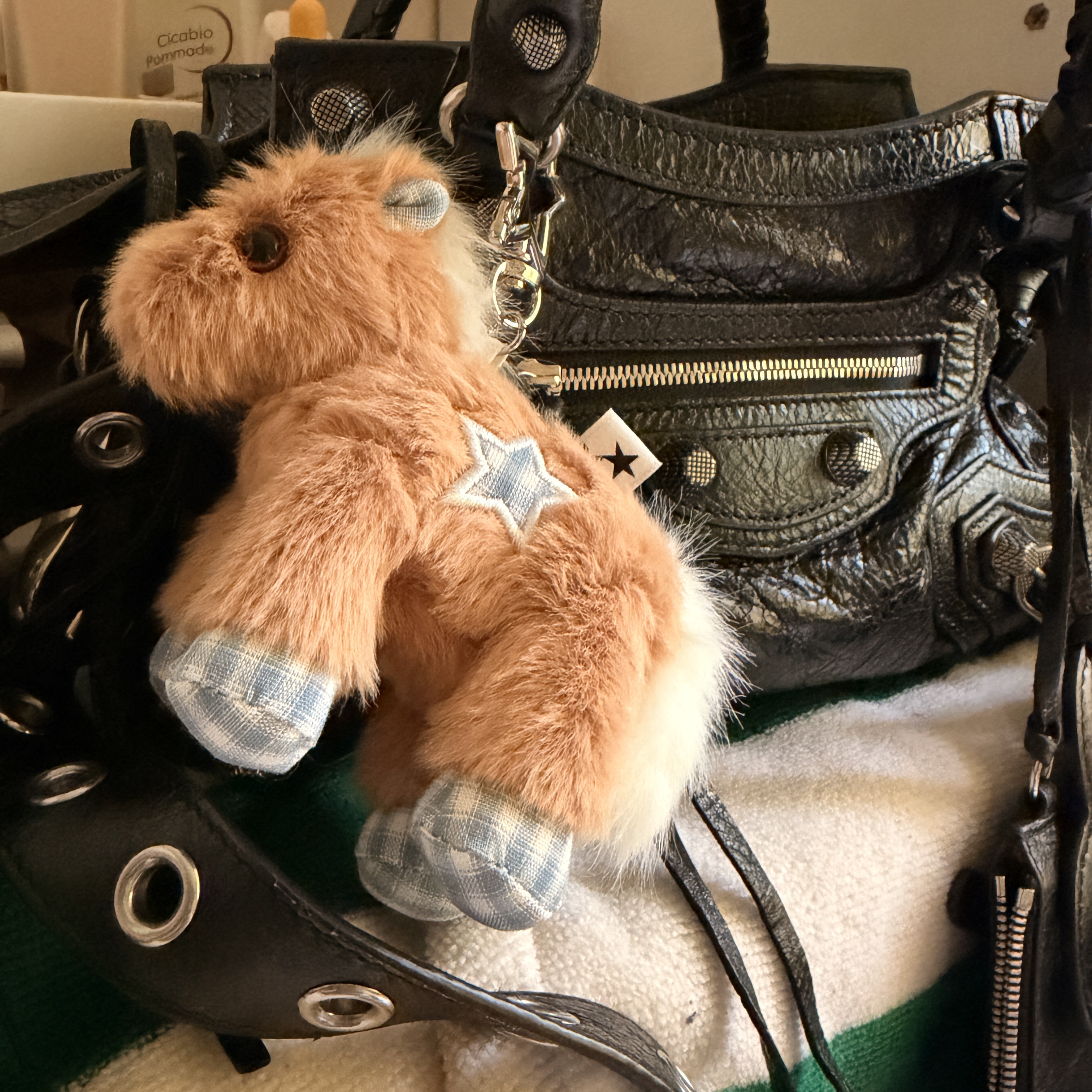 CAVISH Star Pony Keyring Brown 착용 스타일