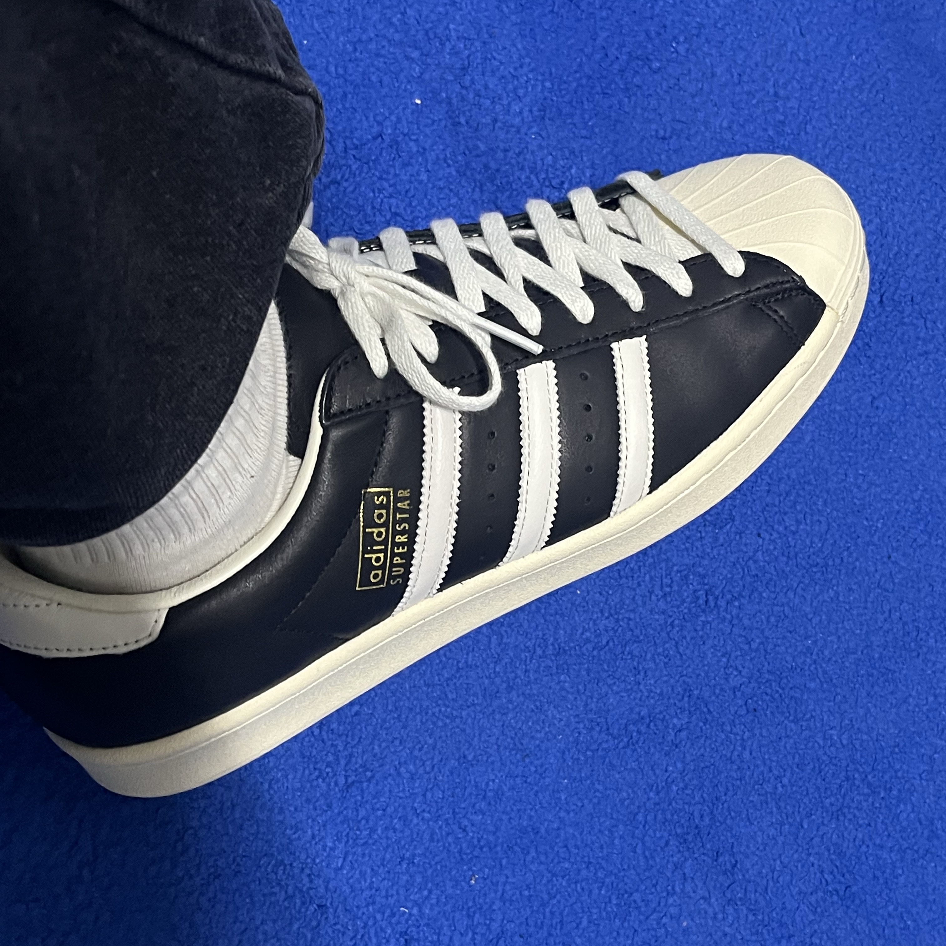 Adidas Superstar Vintage Core Black Core White 착용 스타일 - 3