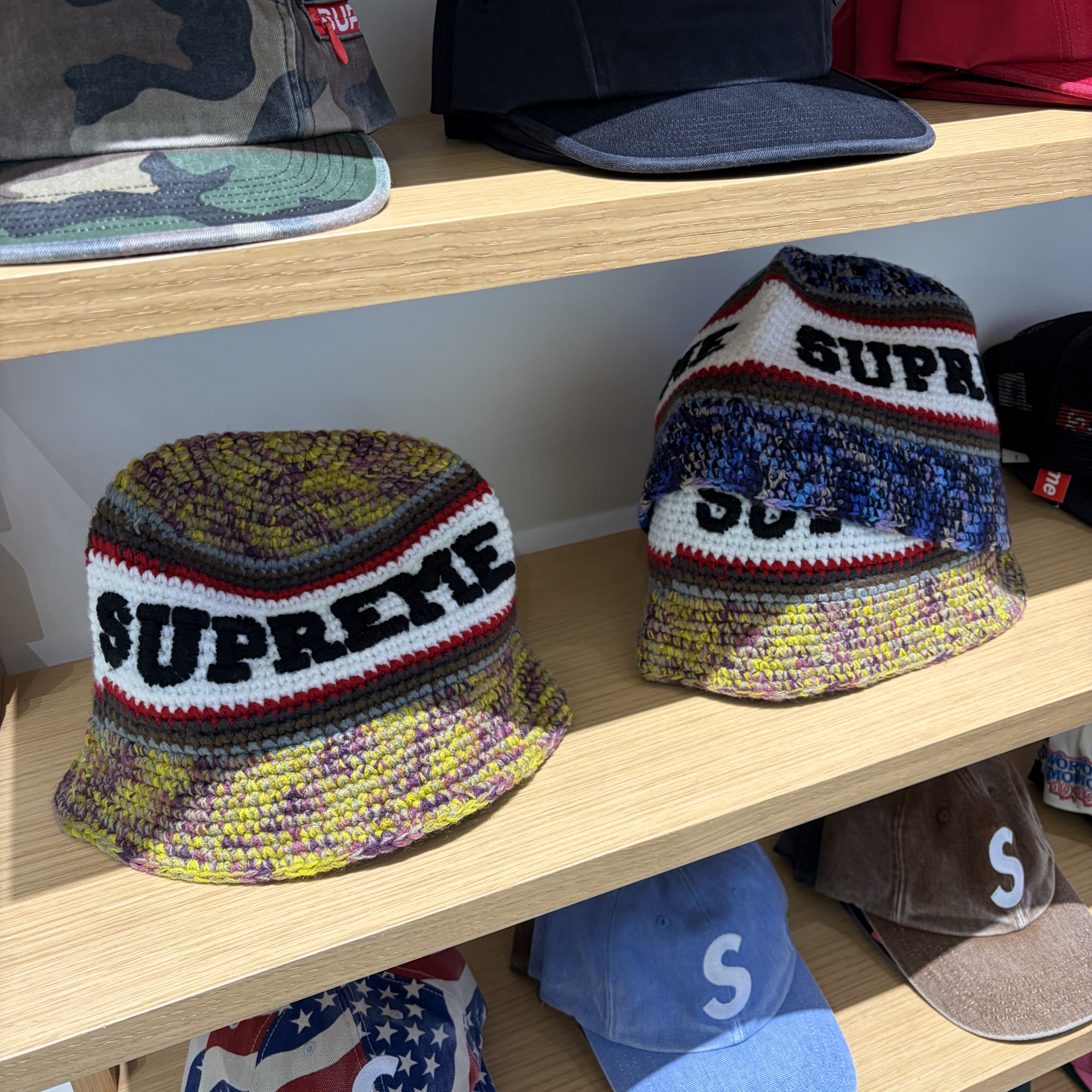 Supreme Knit Logo Crusher Yellow - 26SS, Supreme Knit Logo Crusher Navy - 26SS 착용 스타일