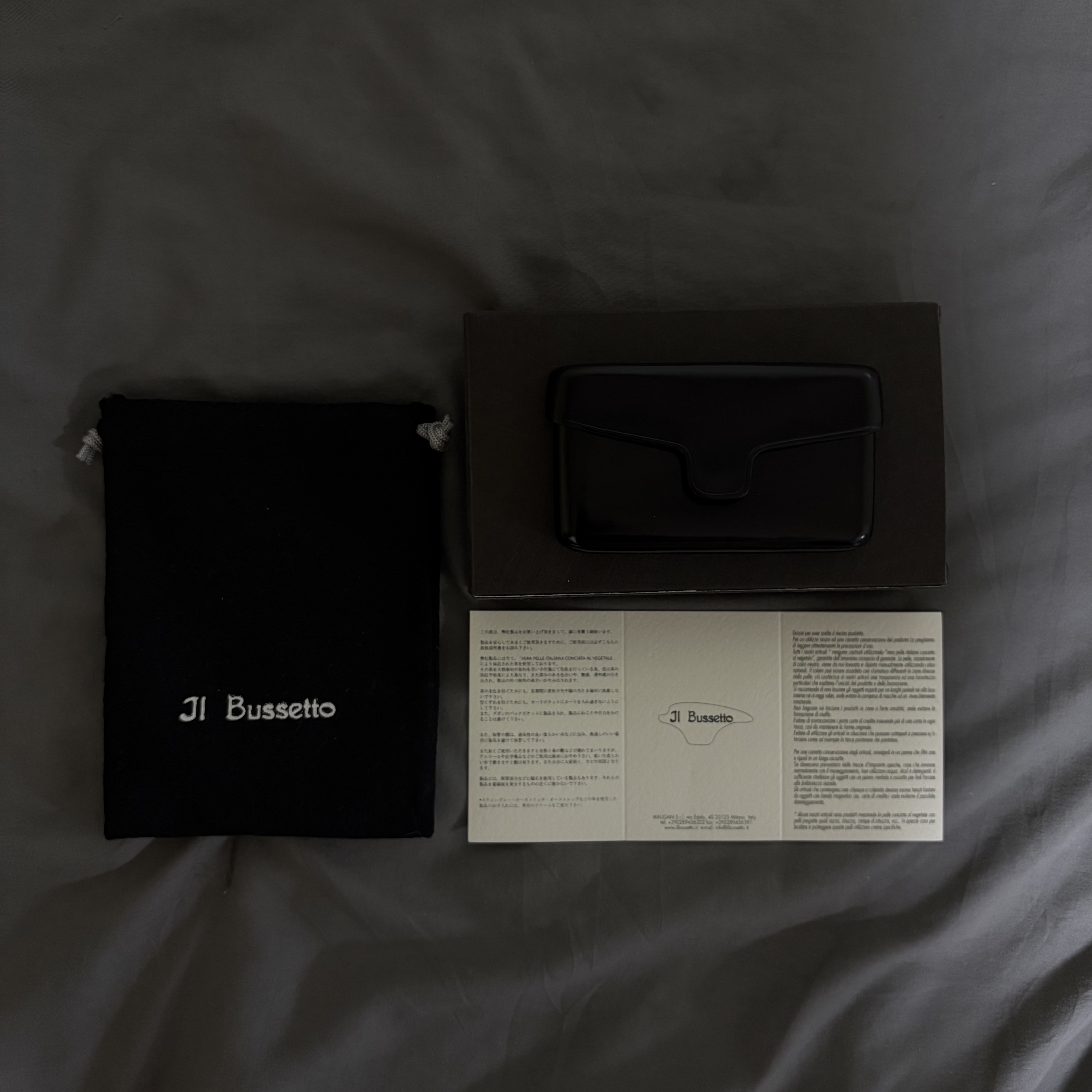 Il Bussetto Card Holder Magnetic Closure Black 착용 스타일