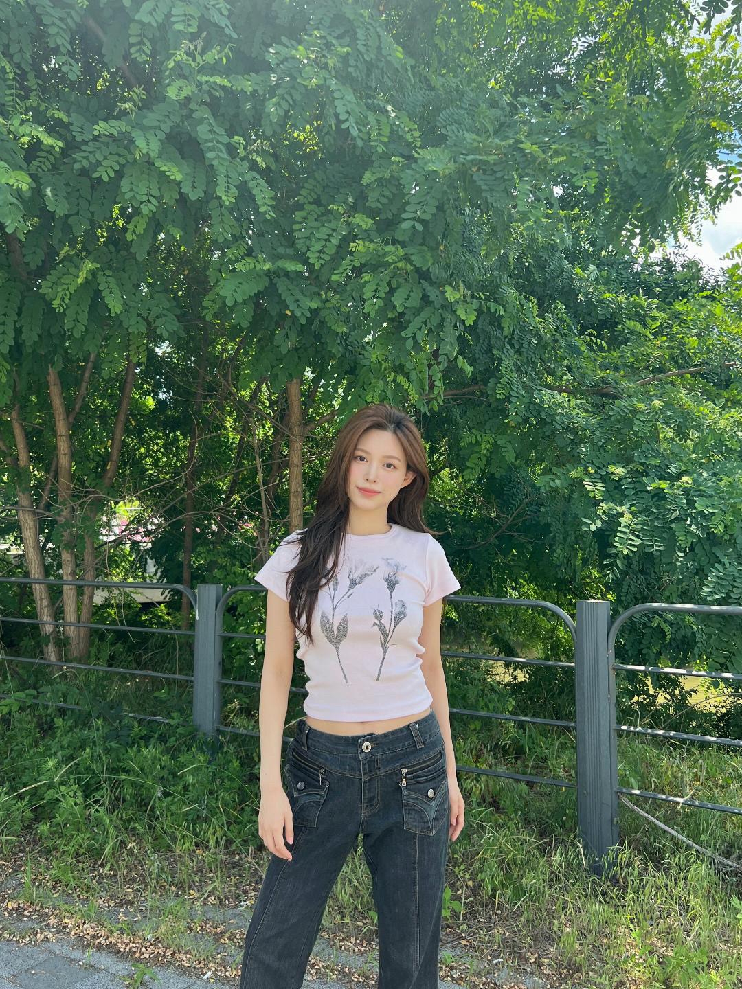 Rosefrantz Floral Sketch Graphic T-shirt [Pink] 착용 스타일 - 3